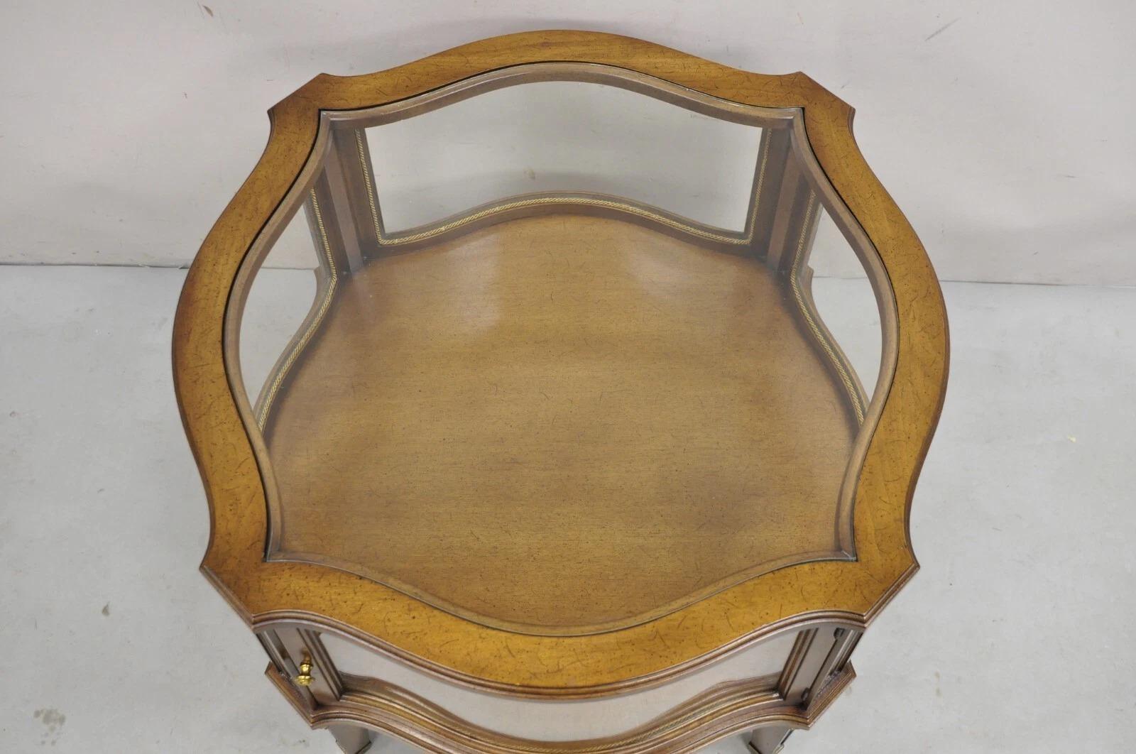 Vintage French Provincial Fruit Wood Curved Glass One Door Display Side Table In Good Condition For Sale In Philadelphia, PA