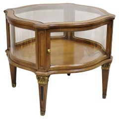 Vieille table d'appoint provinciale française en bois fruitier et verre incurvé avec une porte