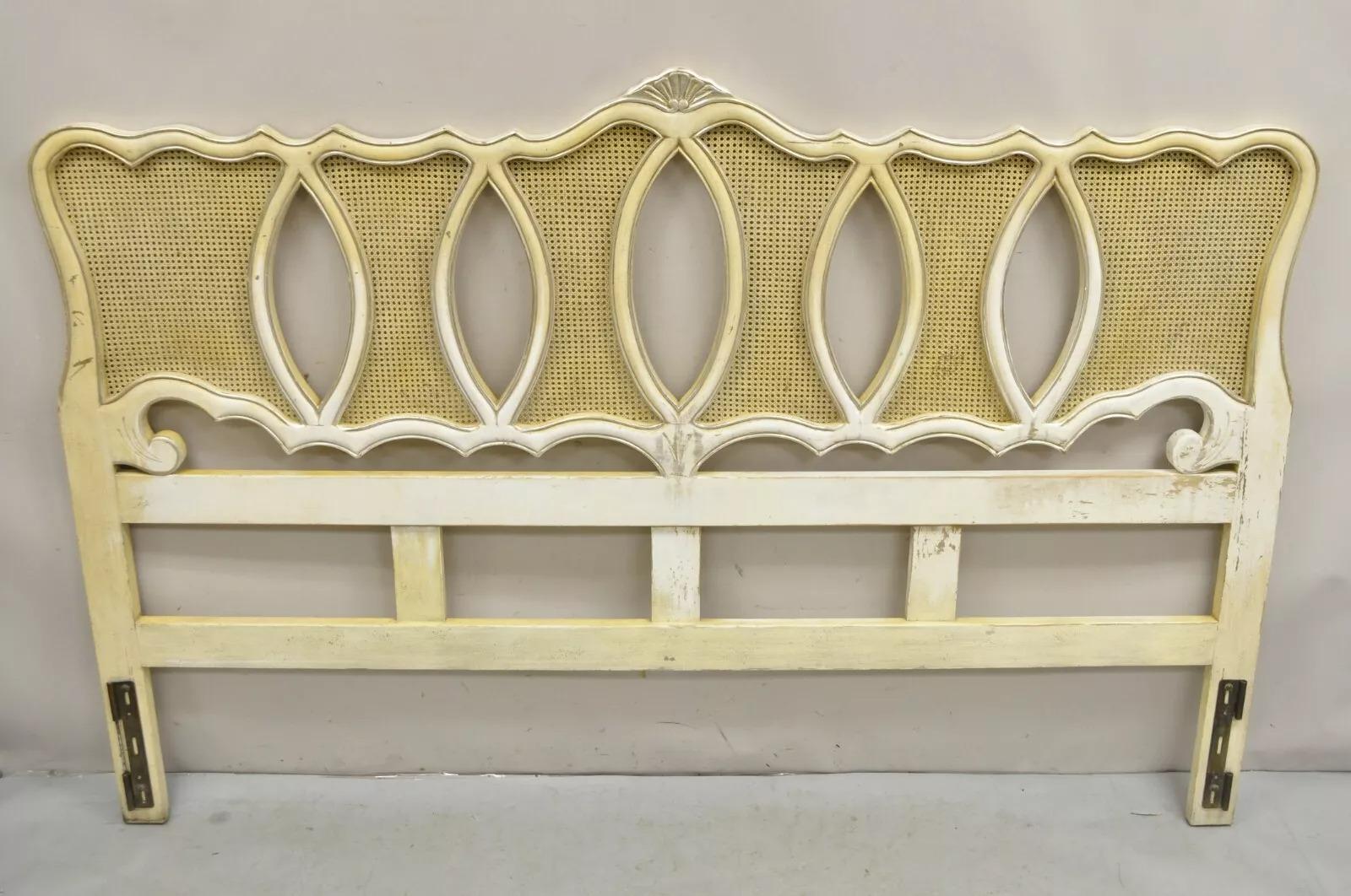 Cabecero de cama King Size Vintage French Provincial Hollywood Regency Cream Painted Cane Panel. Mediados del siglo XX. Medidas: 54