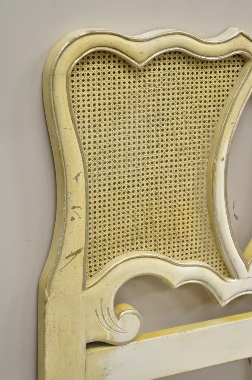 Cabecero Vintage French Provincial Hollywood Regency King Cane Pintado Crema en Bueno estado para la venta en Philadelphia, PA