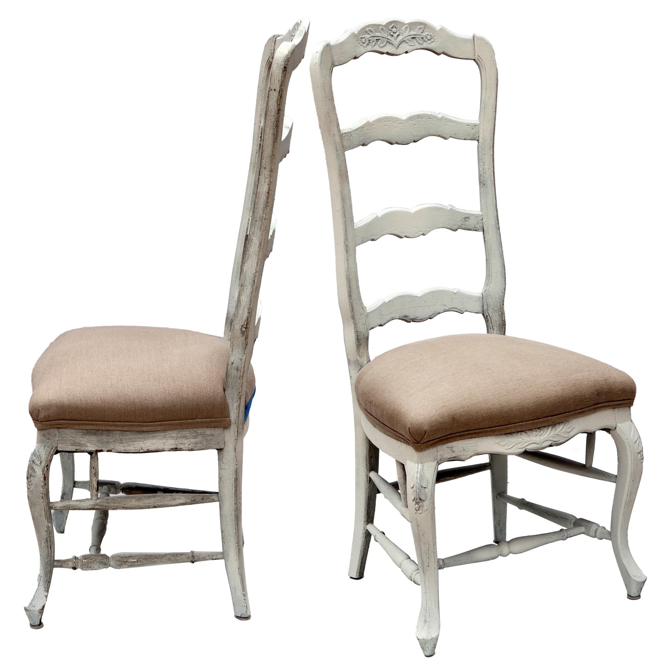 Stile provenzale Sedie con schienale a scaletta della provincia francese vintage con seduta in lino; una coppia in vendita