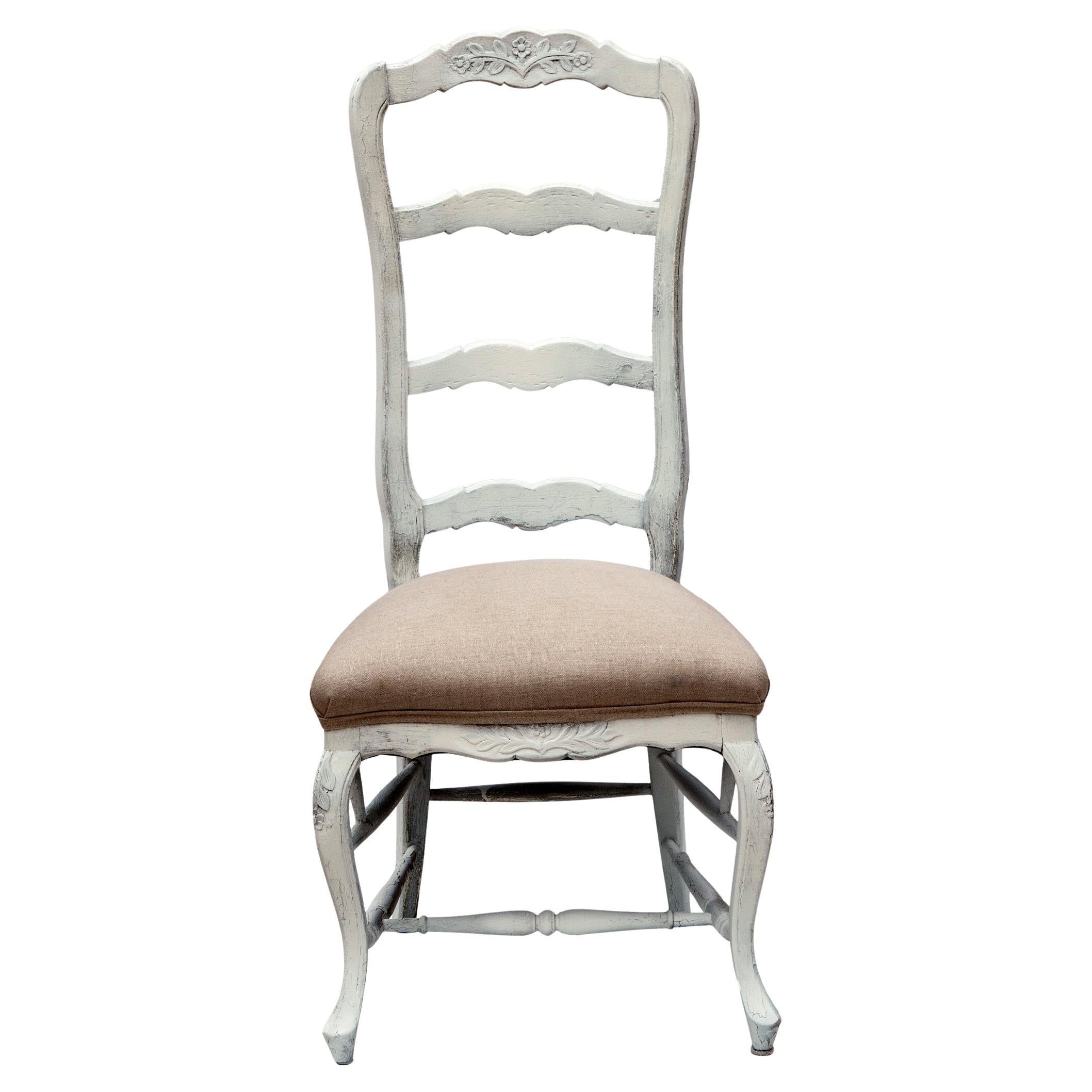 Intagliato a mano Sedie con schienale a scaletta della provincia francese vintage con seduta in lino; una coppia in vendita
