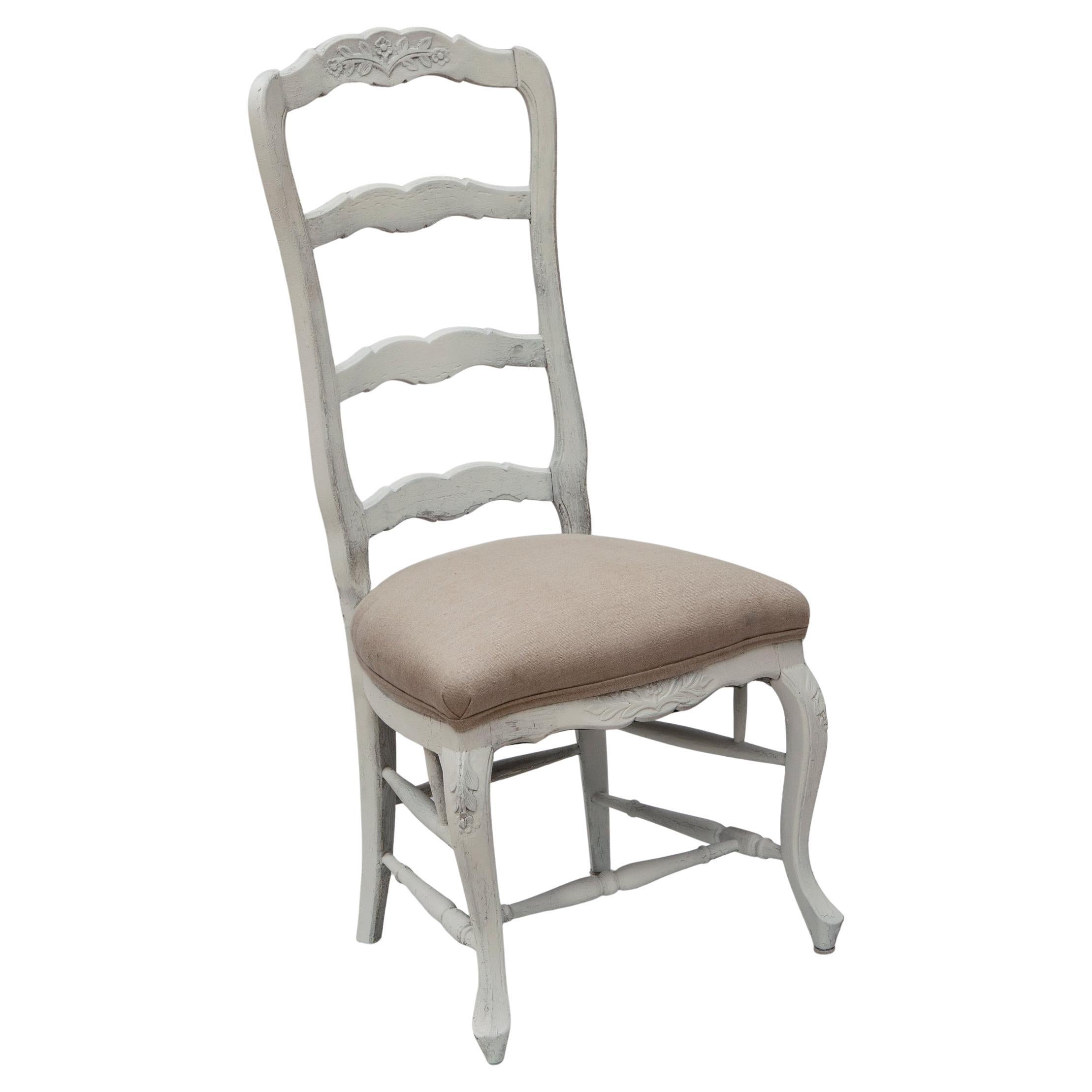 Sedie con schienale a scaletta della provincia francese vintage con seduta in lino; una coppia In condizioni buone in vendita a Malibu, CA