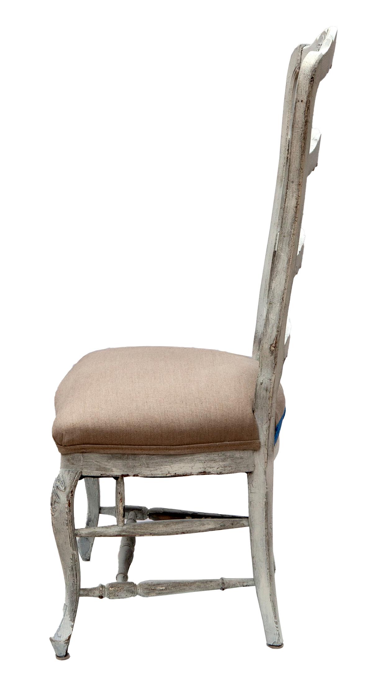 XX secolo Sedie con schienale a scaletta della provincia francese vintage con seduta in lino; una coppia in vendita