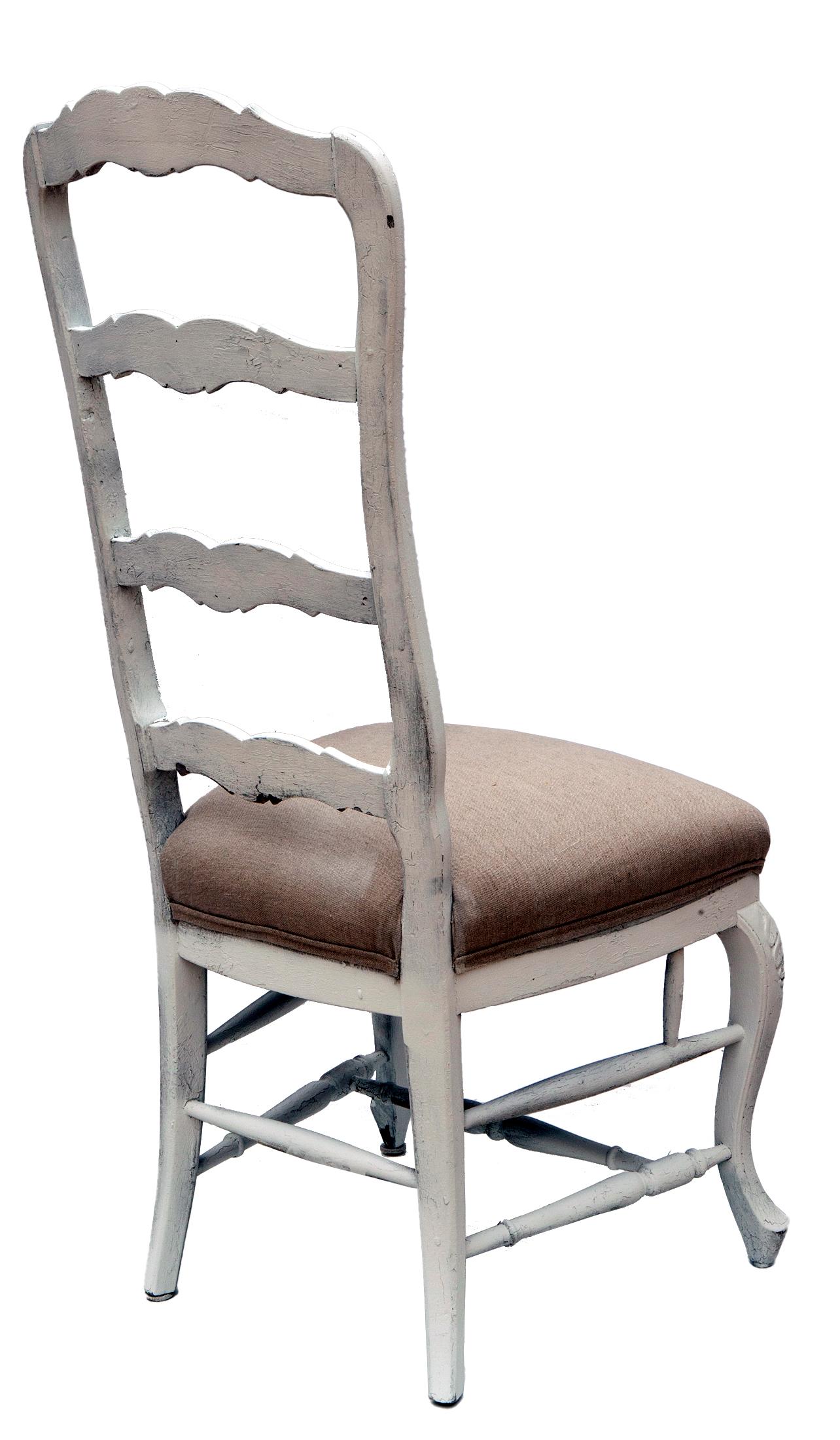 Sedie con schienale a scaletta della provincia francese vintage con seduta in lino; una coppia in vendita 1