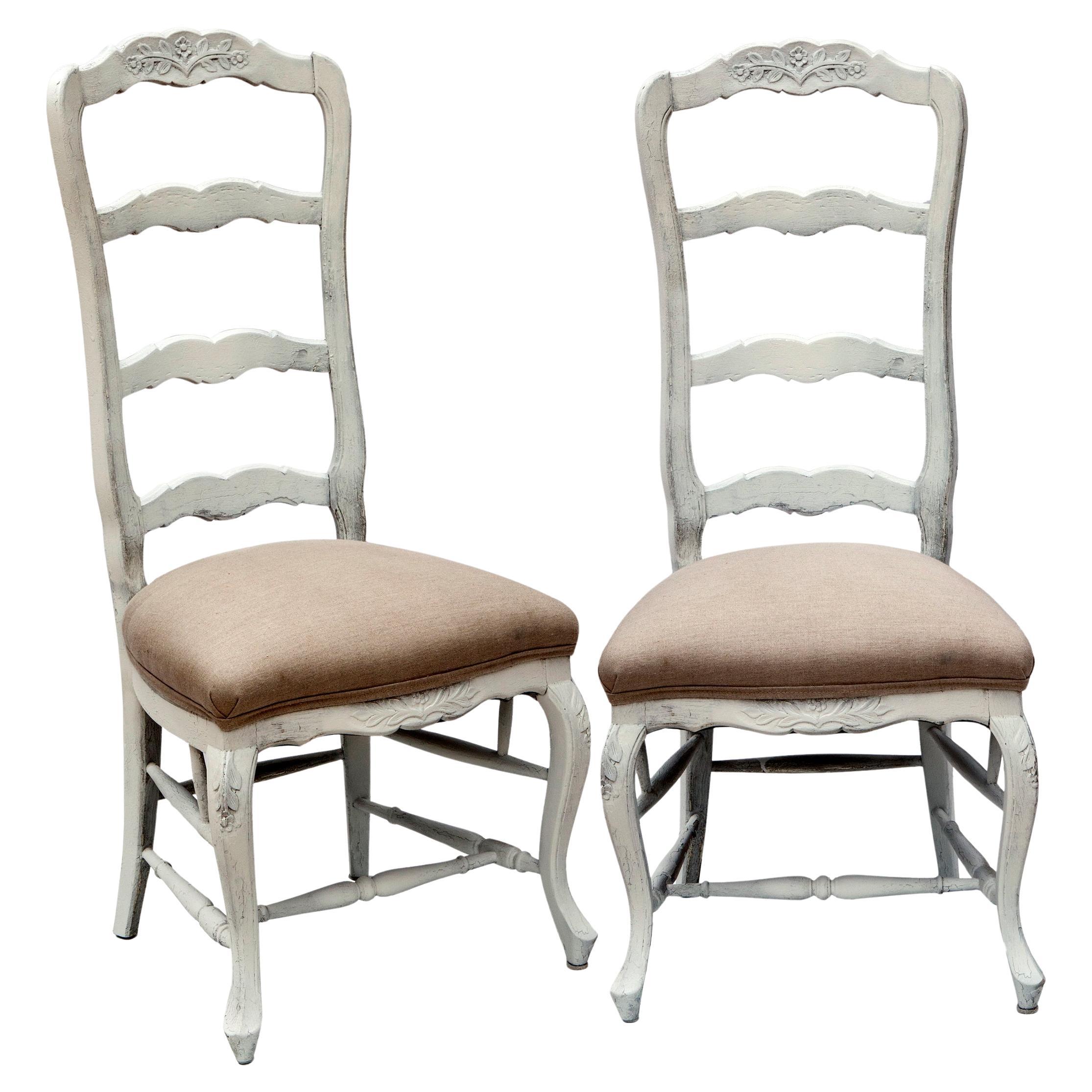 Sedie con schienale a scaletta della provincia francese vintage con seduta in lino; una coppia in vendita