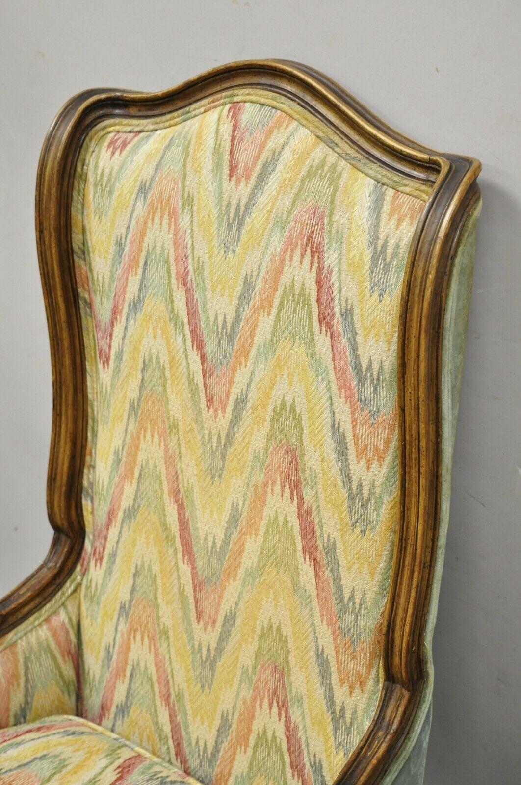 Stile provenzale Sedie vintage provinciali francesi Luigi XV con schienale alto e stretto 'B' - una coppia