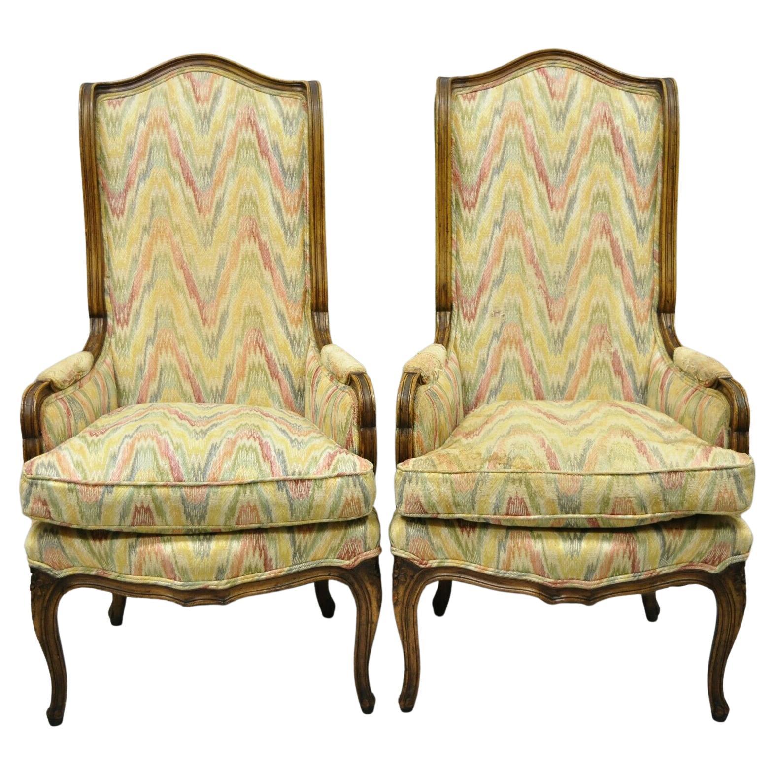 Paire de chaises provinciales françaises vintage Louis XV à haut dossier étroit en forme de B - une paire
