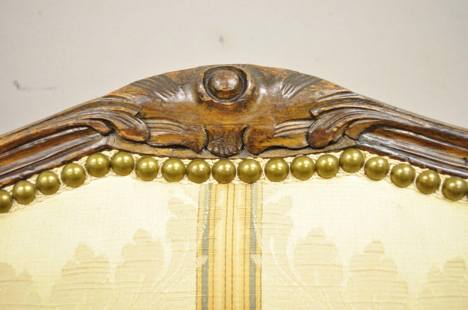 Vieille paire de chaises longues provinciales Louis XV de style country Bon état - En vente à Philadelphia, PA