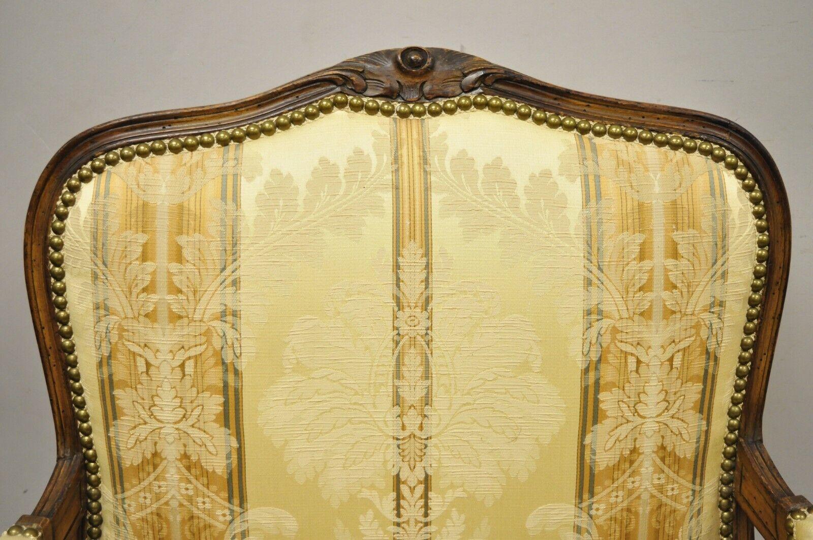 20ième siècle Vieille paire de chaises longues provinciales Louis XV de style country en vente