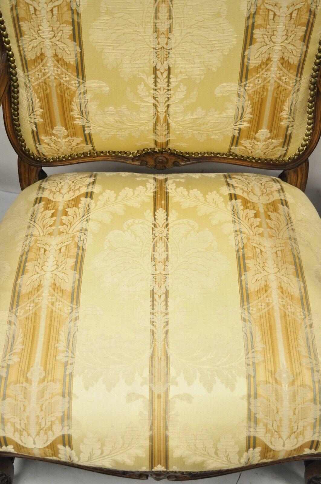 Tissu Vieille paire de chaises longues provinciales Louis XV de style country en vente
