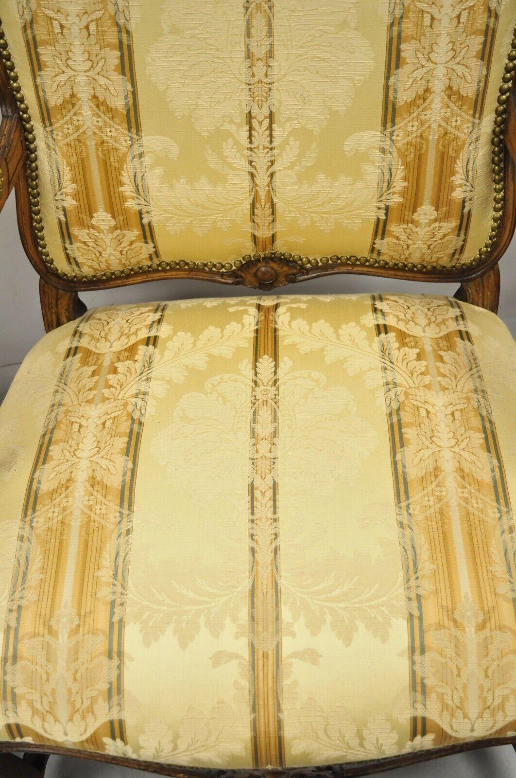 Vieille paire de chaises longues provinciales Louis XV de style country en vente 3