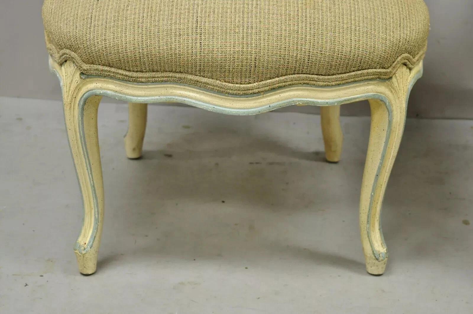 Paire de fauteuils pantoufles de boudoir bleu crème de style provincial français Louis XV en vente 4