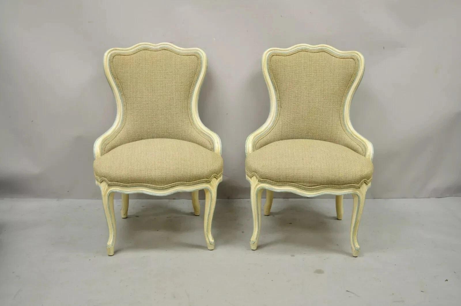 Vintage French Provincial Louis XV Style Cream Blue Boudoir Slipper Chairs - a Pair. L'article est de petite taille, les cadres sont peints en couleur crème et bleue, les dossiers sont sculptés et l'appui hanche est sculpté. Légère odeur de tabac