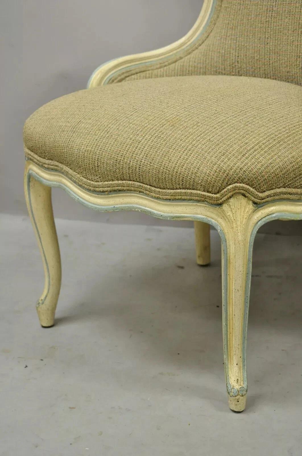 Inconnu Paire de fauteuils pantoufles de boudoir bleu crème de style provincial français Louis XV en vente