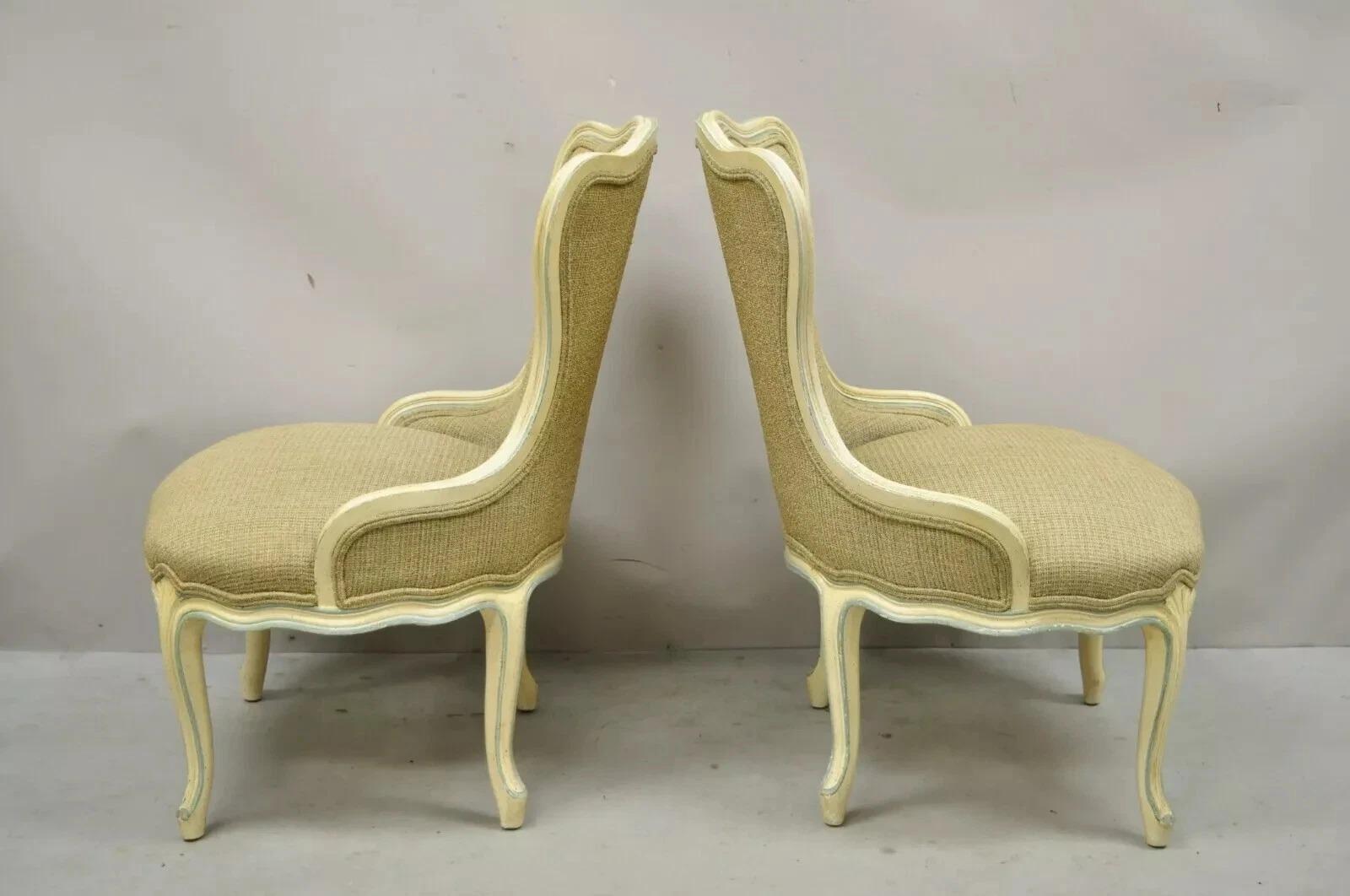 20ième siècle Paire de fauteuils pantoufles de boudoir bleu crème de style provincial français Louis XV en vente