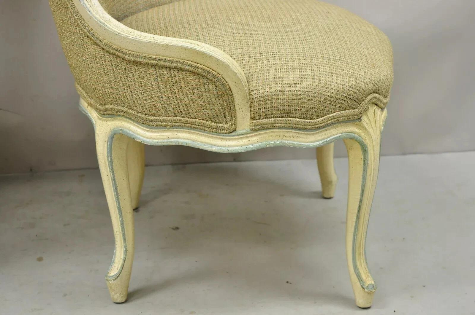 Tissu Paire de fauteuils pantoufles de boudoir bleu crème de style provincial français Louis XV en vente
