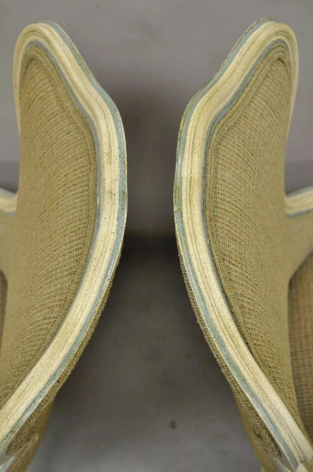 Paire de fauteuils pantoufles de boudoir bleu crème de style provincial français Louis XV en vente 1