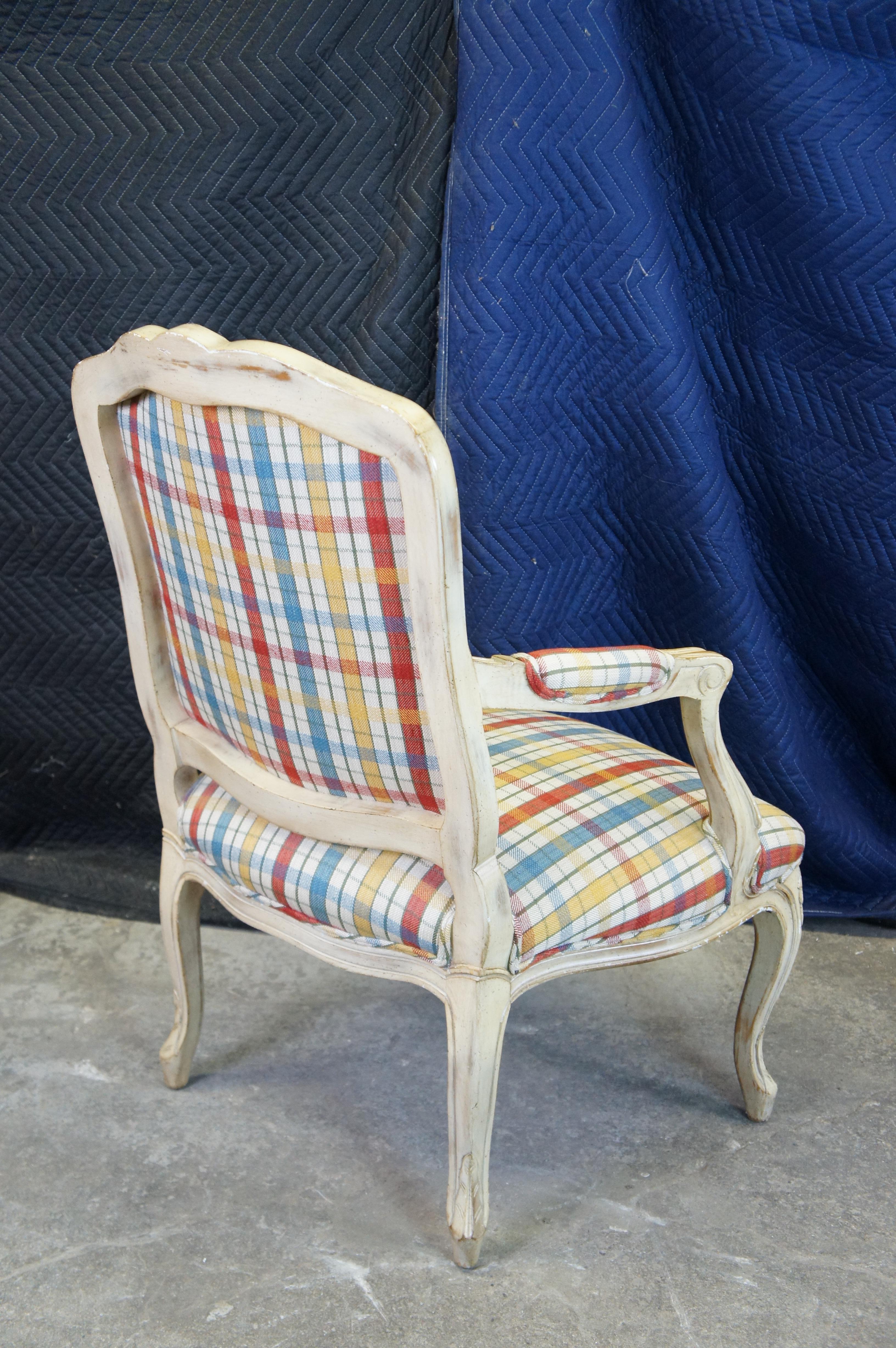 Tissu d'ameublement Fauteuil de bibliothèque à carreaux Louis XV provincial français vintage en vente
