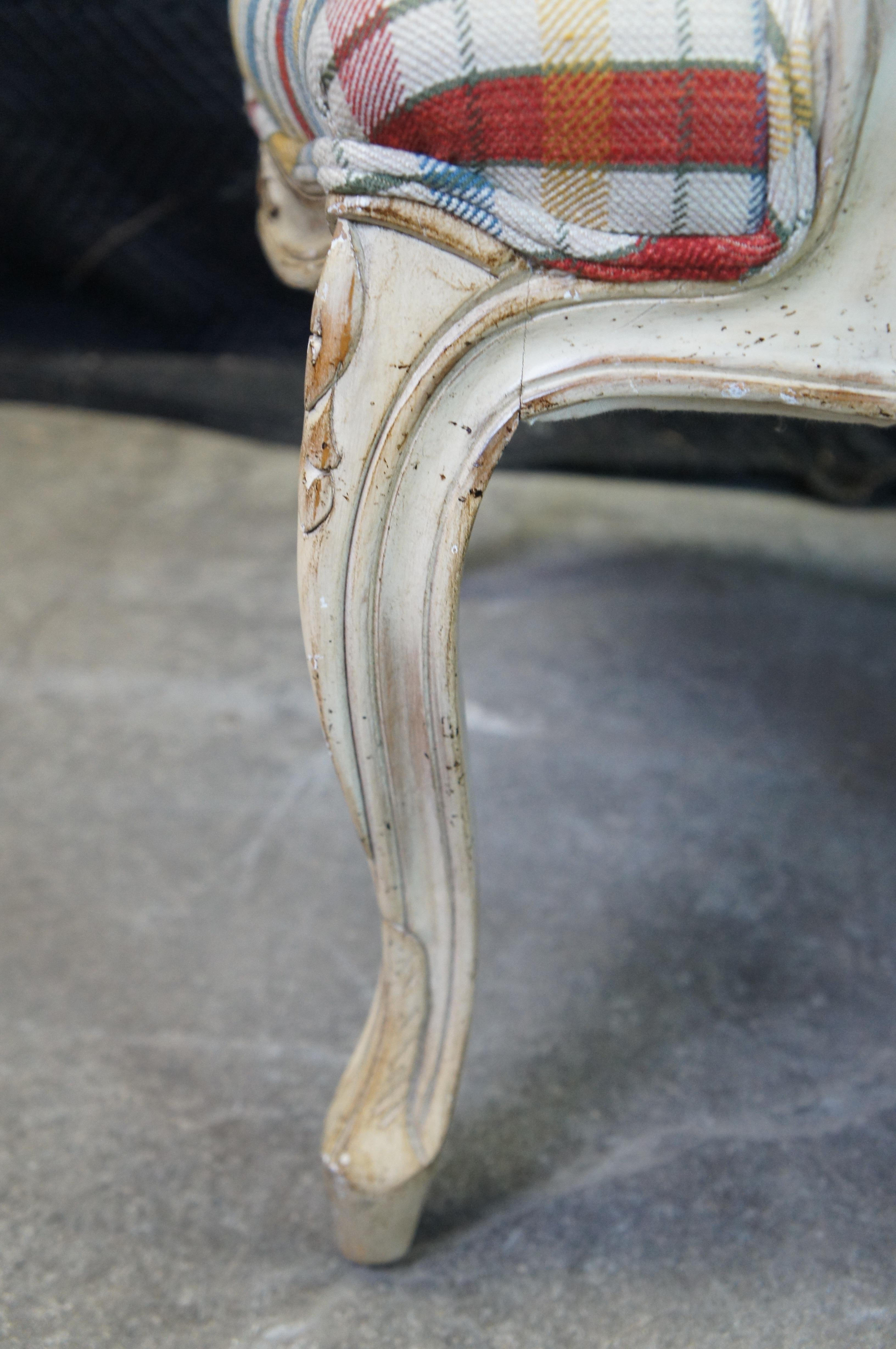 Fauteuil de bibliothèque à carreaux Louis XV provincial français vintage en vente 4