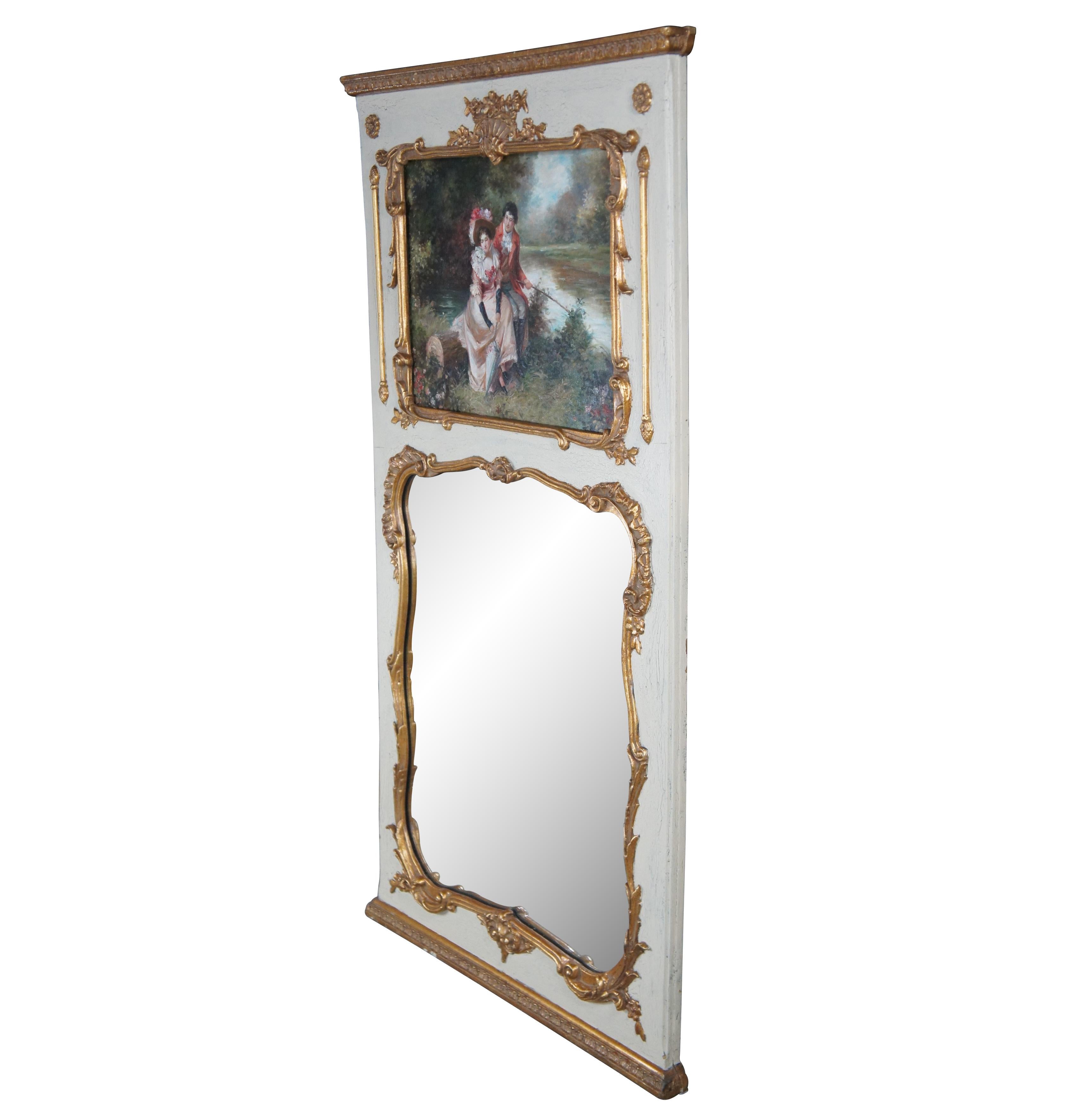 Espejo de pared vintage francés provincial / Luis XV sobremantel Trumeau.  Tallado en madera con diseños dorados de flores/acantos y piñas; con una pintura al óleo de Francois Boucher que representa una escena victoriana de una pareja de novios