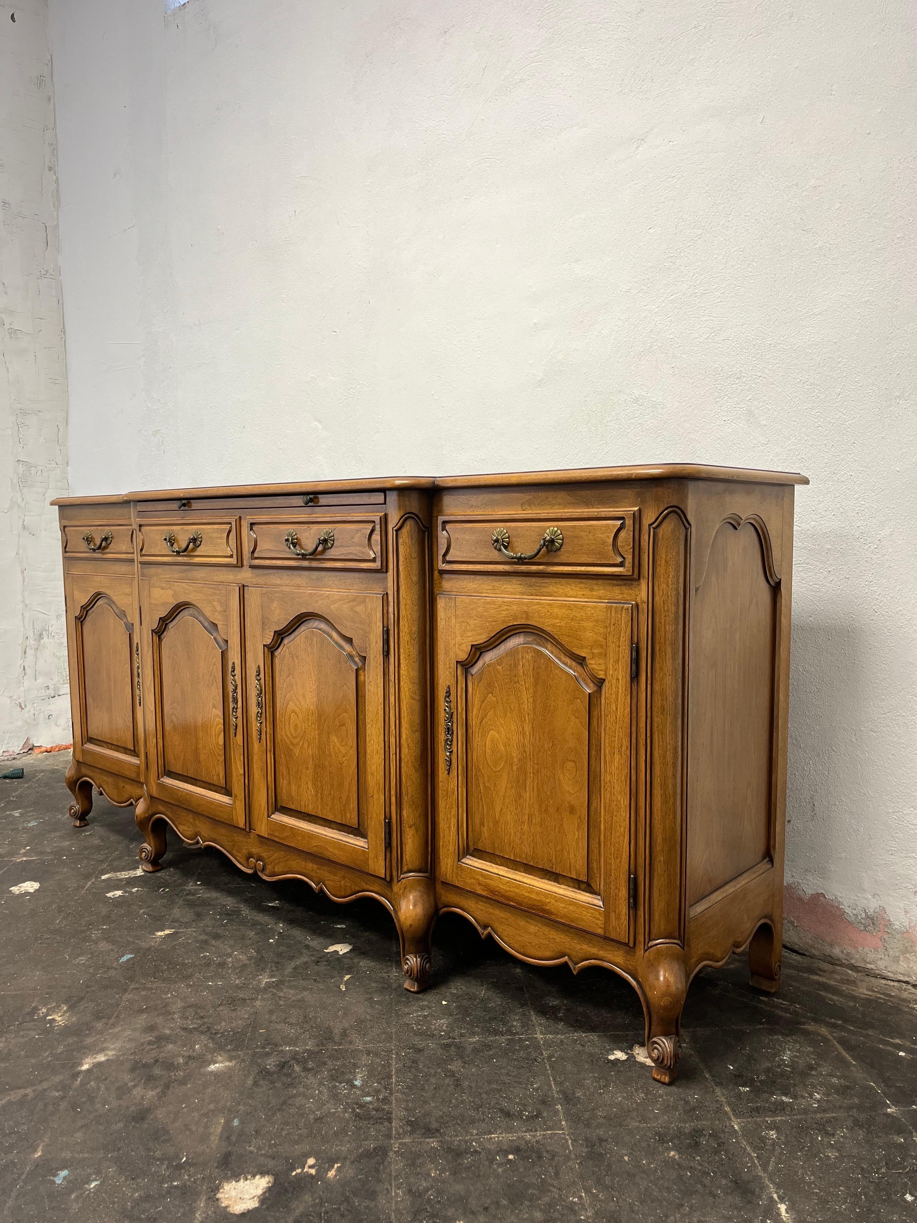 Precioso bufé provincial francés de cuatro puertas estilo Luis XV con bandeja extraíble para servir. Muy bien detallado al estilo clásico de Badart, interpretando el espíritu de Francia.
De acera a NYC/Philly 500 dólares