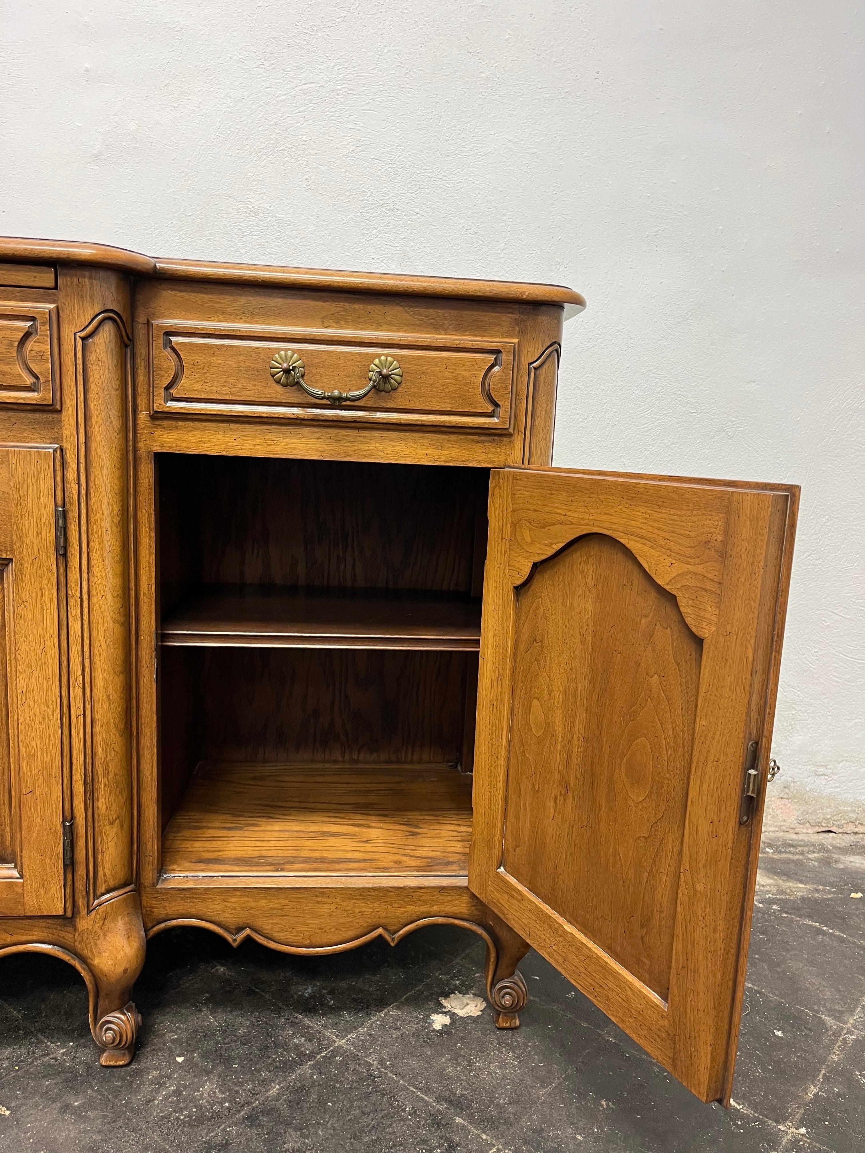 Servidor buffet vintage estilo Luis XV provincial francés Bodart en Bueno estado para la venta en W Allenhurst, NJ