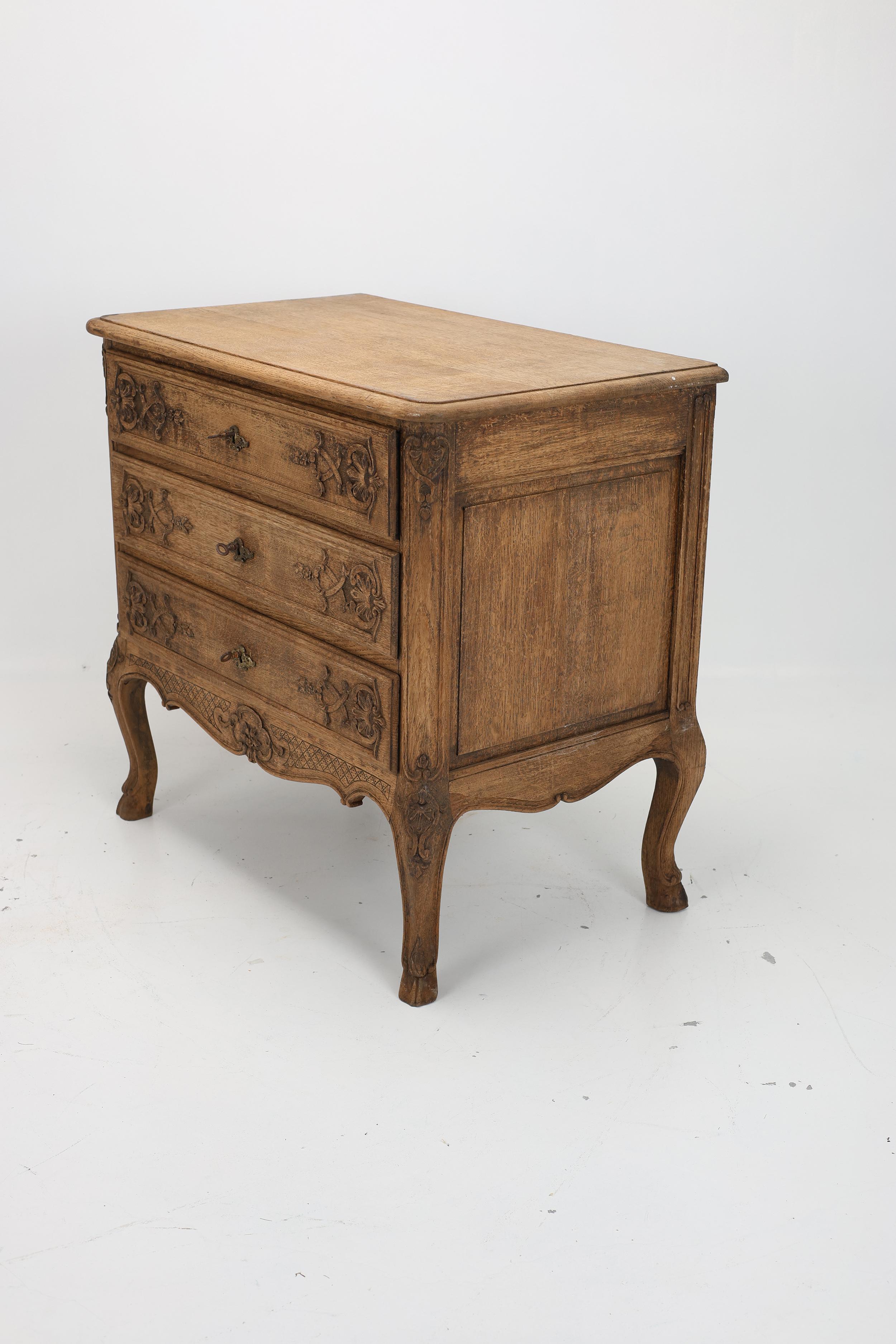 Vintage French Provincial Louis XV Style Carved Chest of Drawers For Sale 5