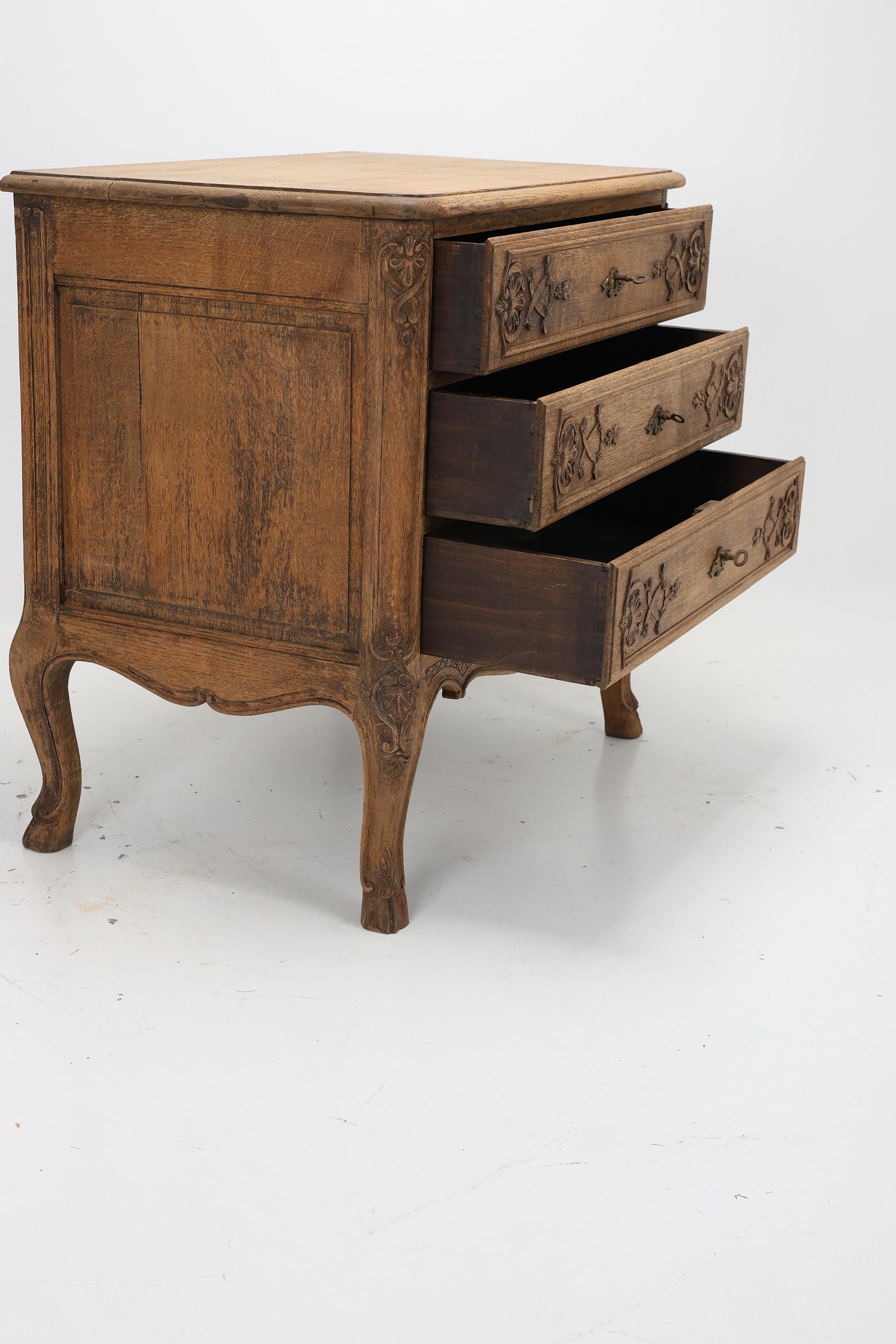 Vintage French Provincial Louis XV Style Carved Chest of Drawers For Sale 7