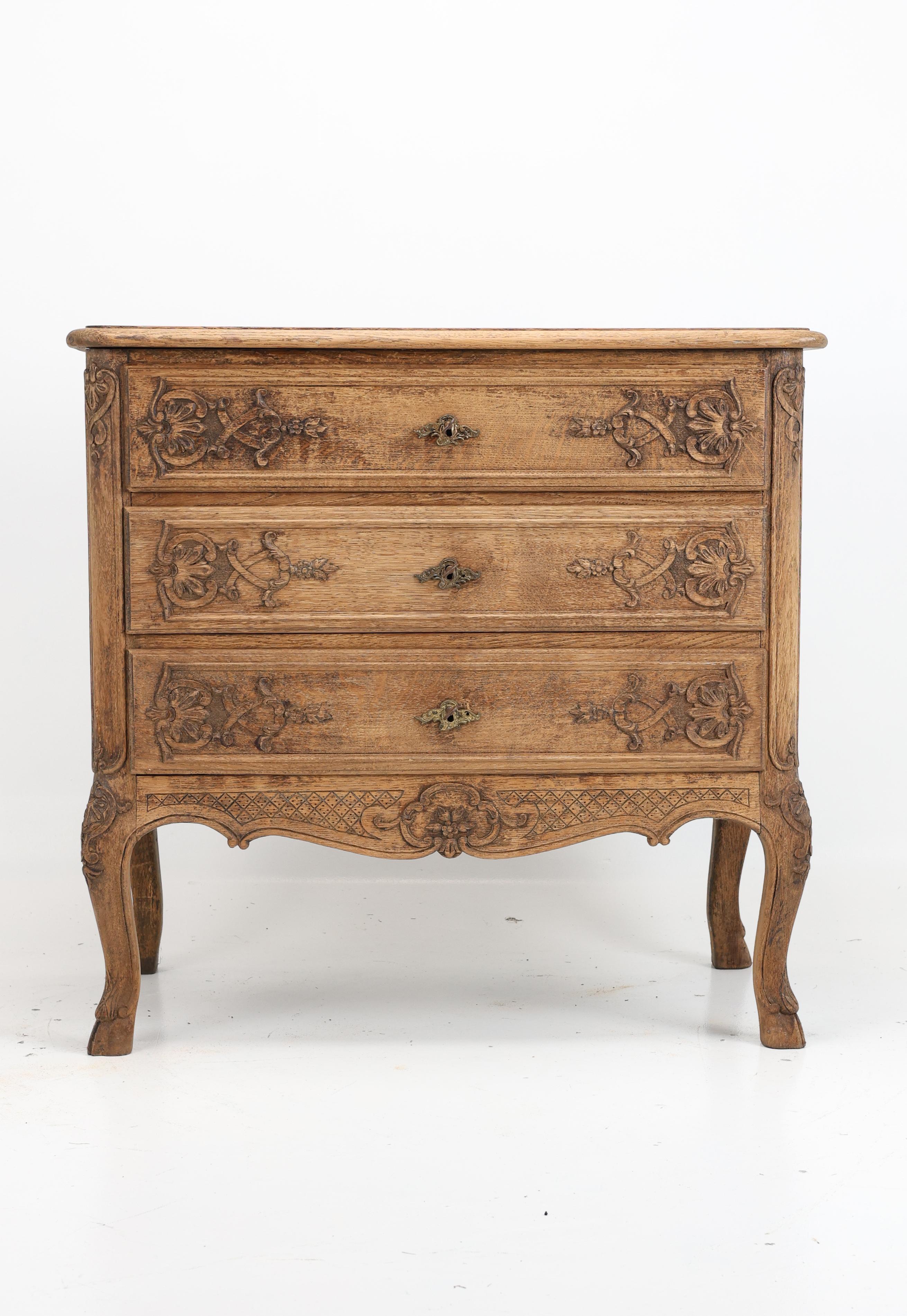 Late 19th Century French Solid Oak Chest of Drawers – Ready to Use

This elegant chest of drawers was made in France in the late 19th century. Crafted from solid oak, it showcases the refined aesthetics of the French Provincial Louis XV style.

The