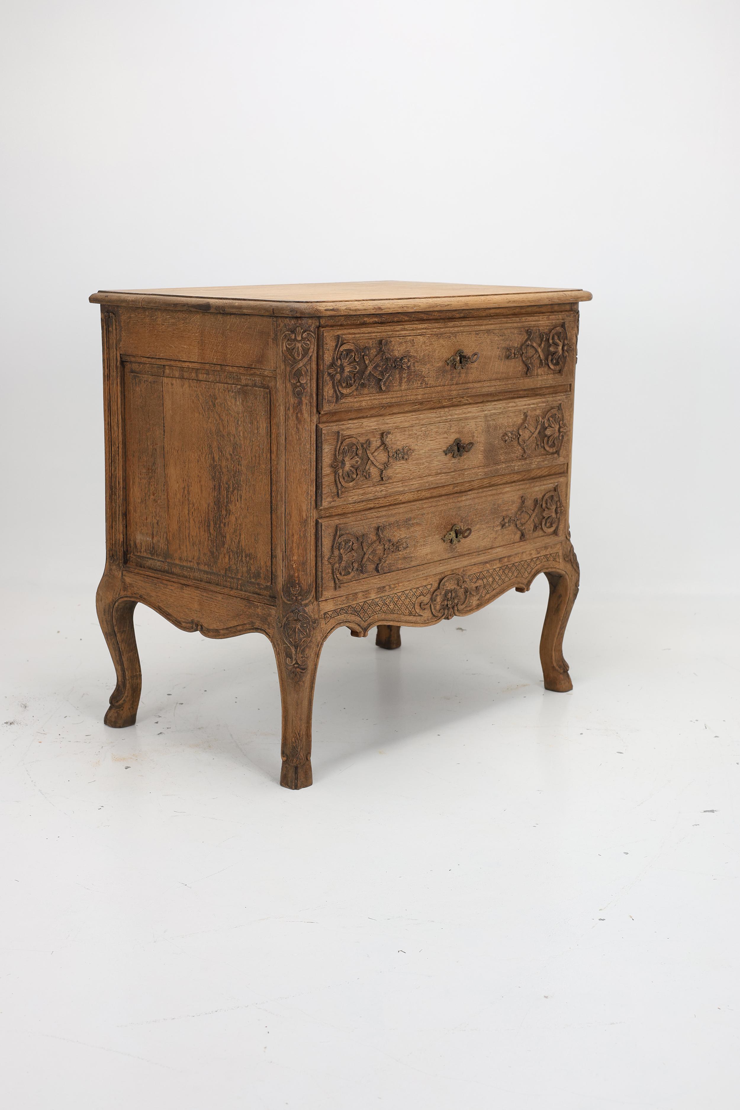 Vintage French Provincial Louis XV Style Carved Chest of Drawers In Good Condition For Sale In Stahnsdorf, DE