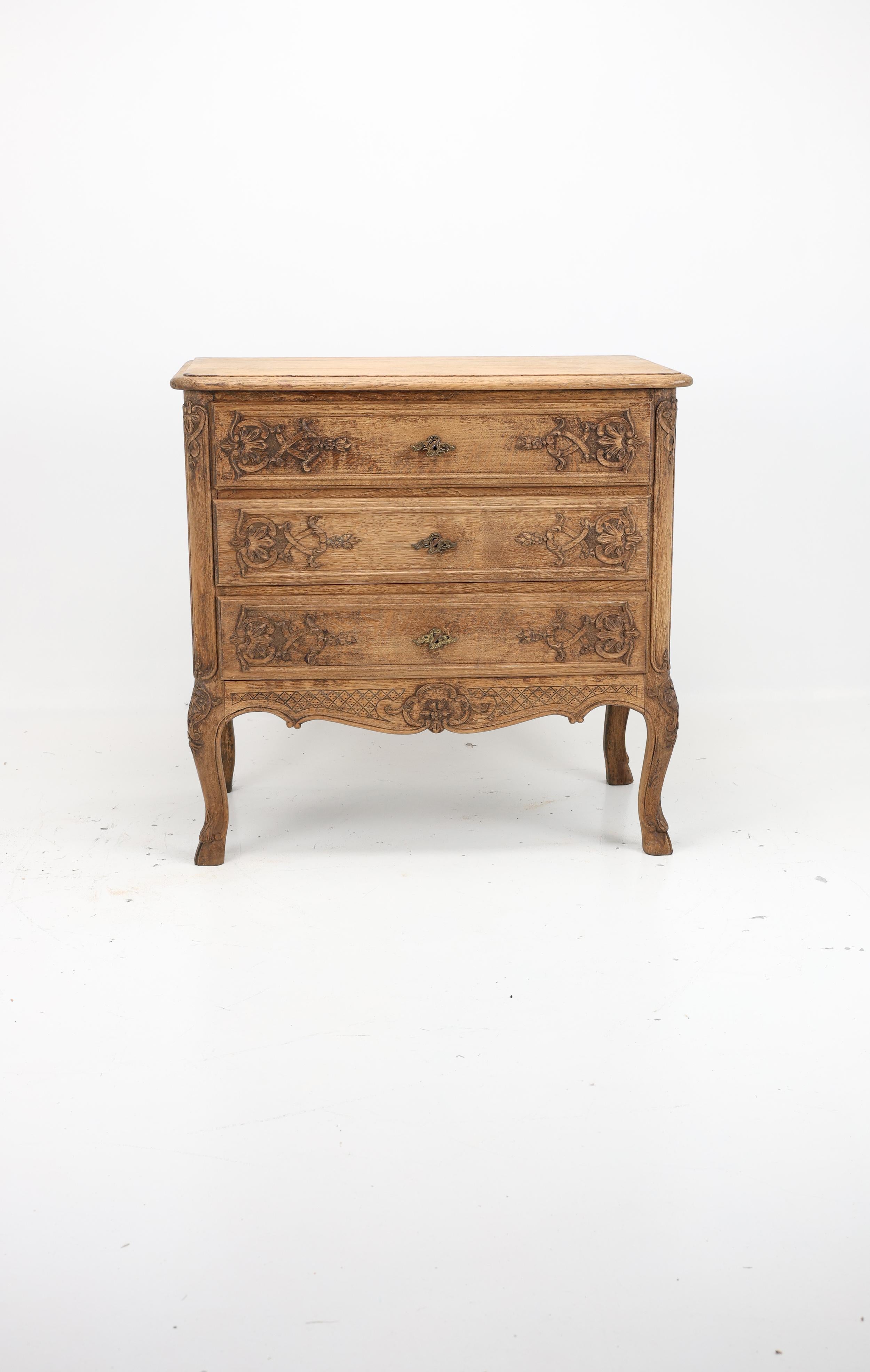 Vintage French Provincial Louis XV Style Carved Chest of Drawers For Sale 2