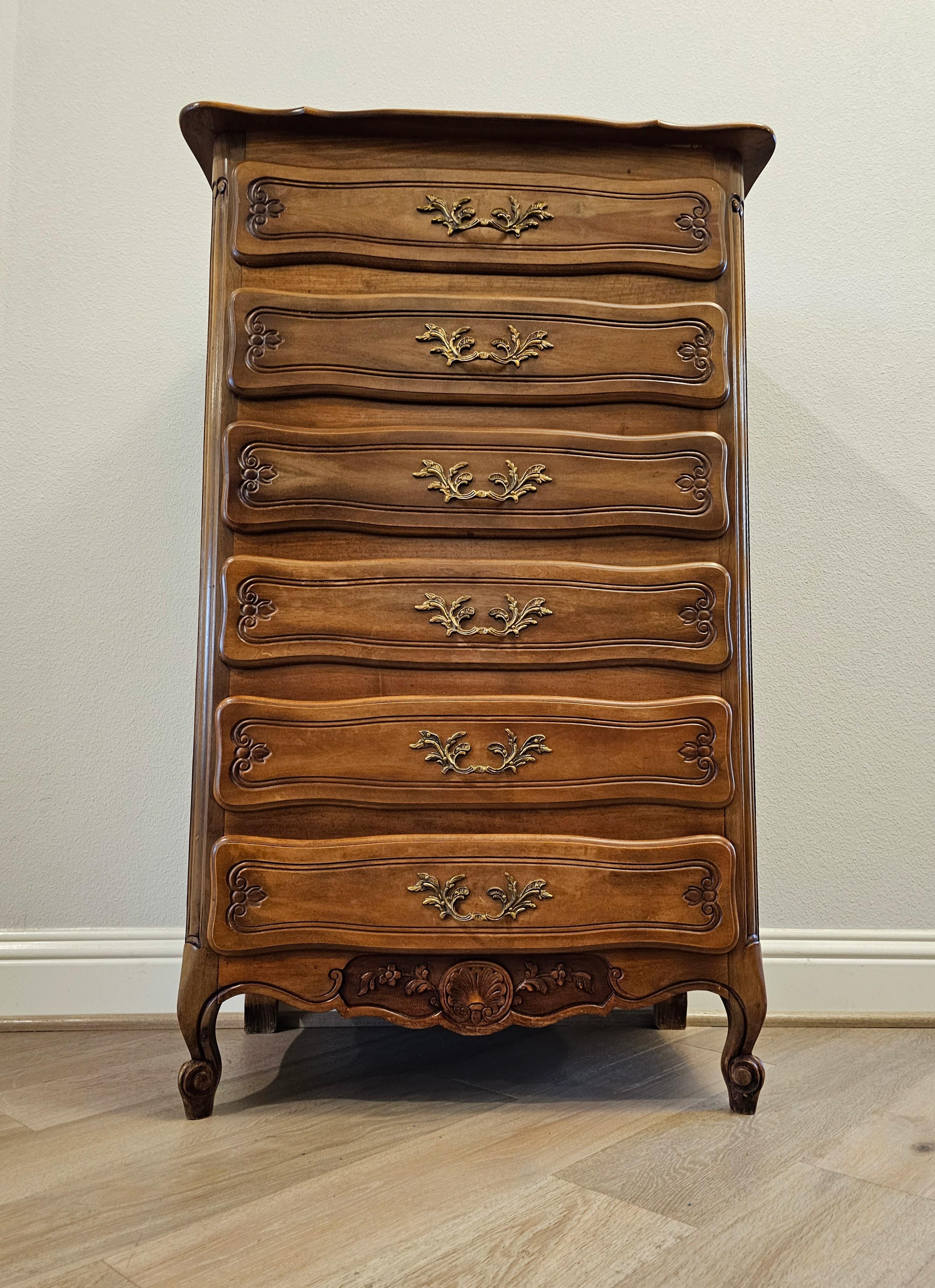 A vintage French Provincial walnut and oak semainier chest of drawers.

Handcrafted in France in the Mid-20th Century, high quality solid wood construction, finished in elegantly sophisticated Louis XV taste, having a stunning matched parquetry