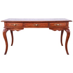 Vintage Französisch Provincial Louis XV Stil Eiche Schreibtisch von Hickory