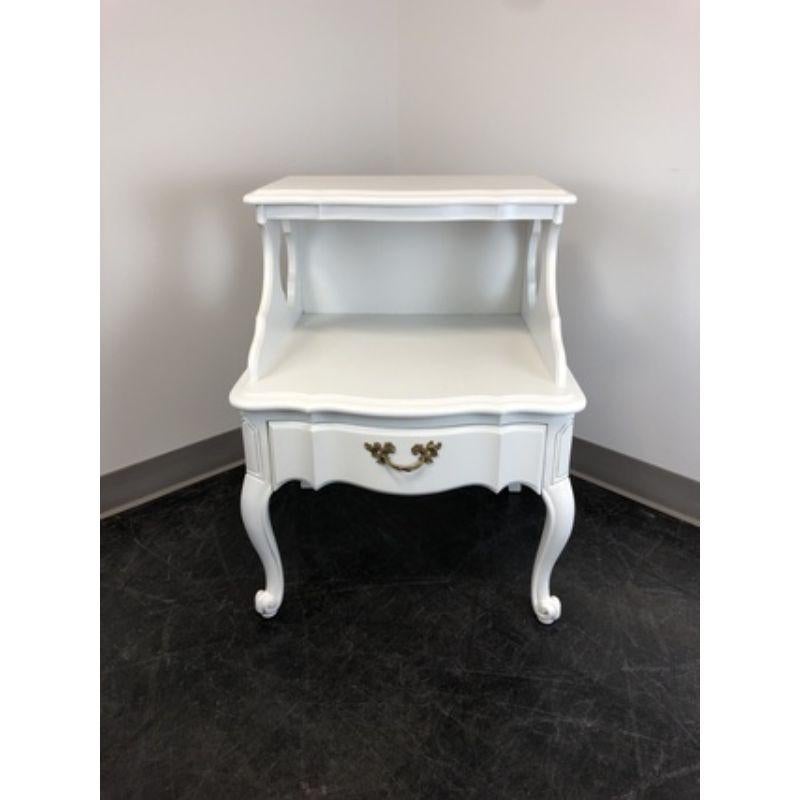 Americano CONTINENTAL FURNITURE CO Comodino Provinciale Luigi XV Dipinto di Bianco