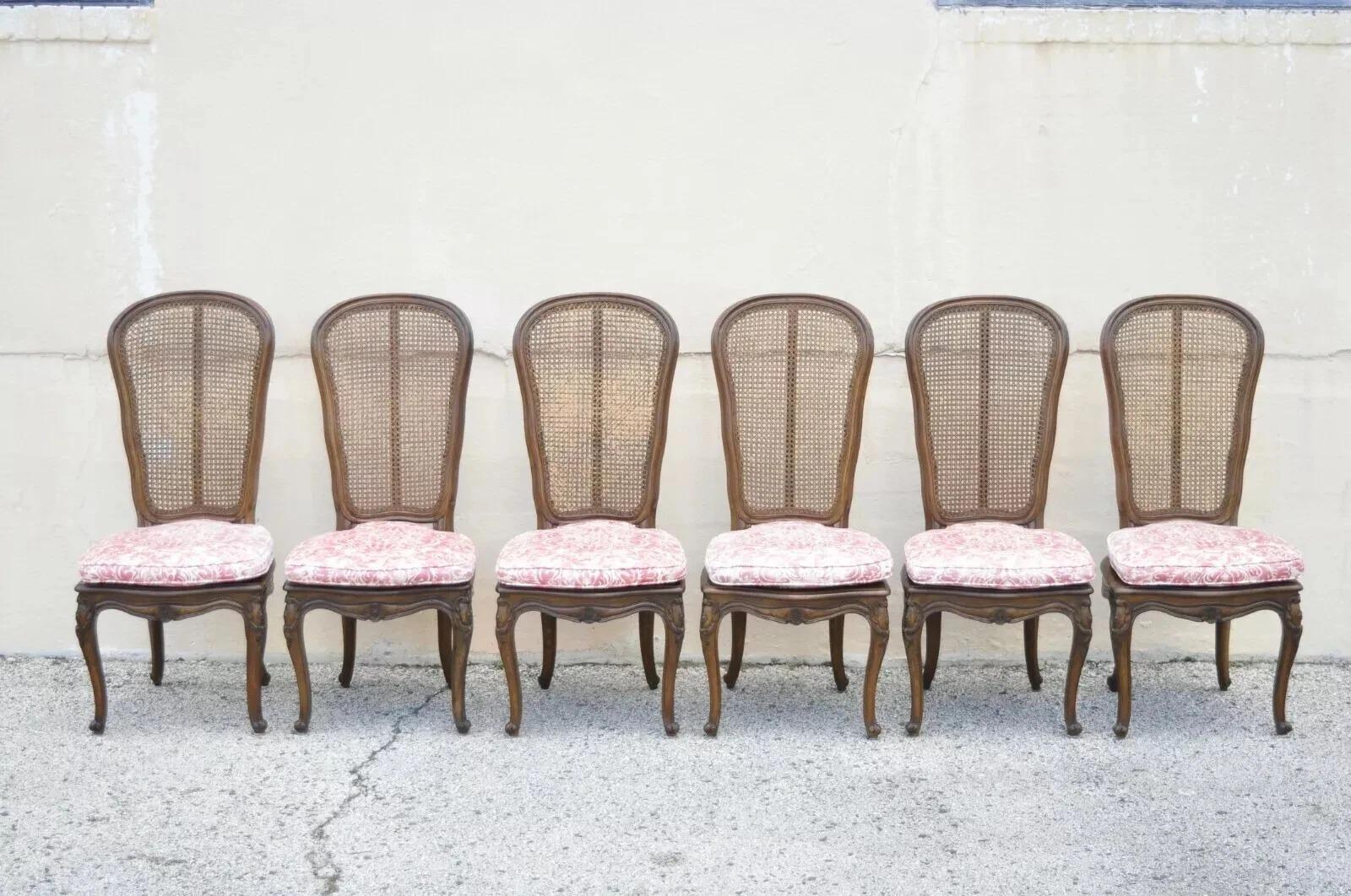 La liste comprend (6) chaises d'appoint, cadre en bois massif, beau grain de bois, finition vieillie, détails joliment sculptés, dossier et assise en canne. Circa Mid 20th Century. Dimensions : 43