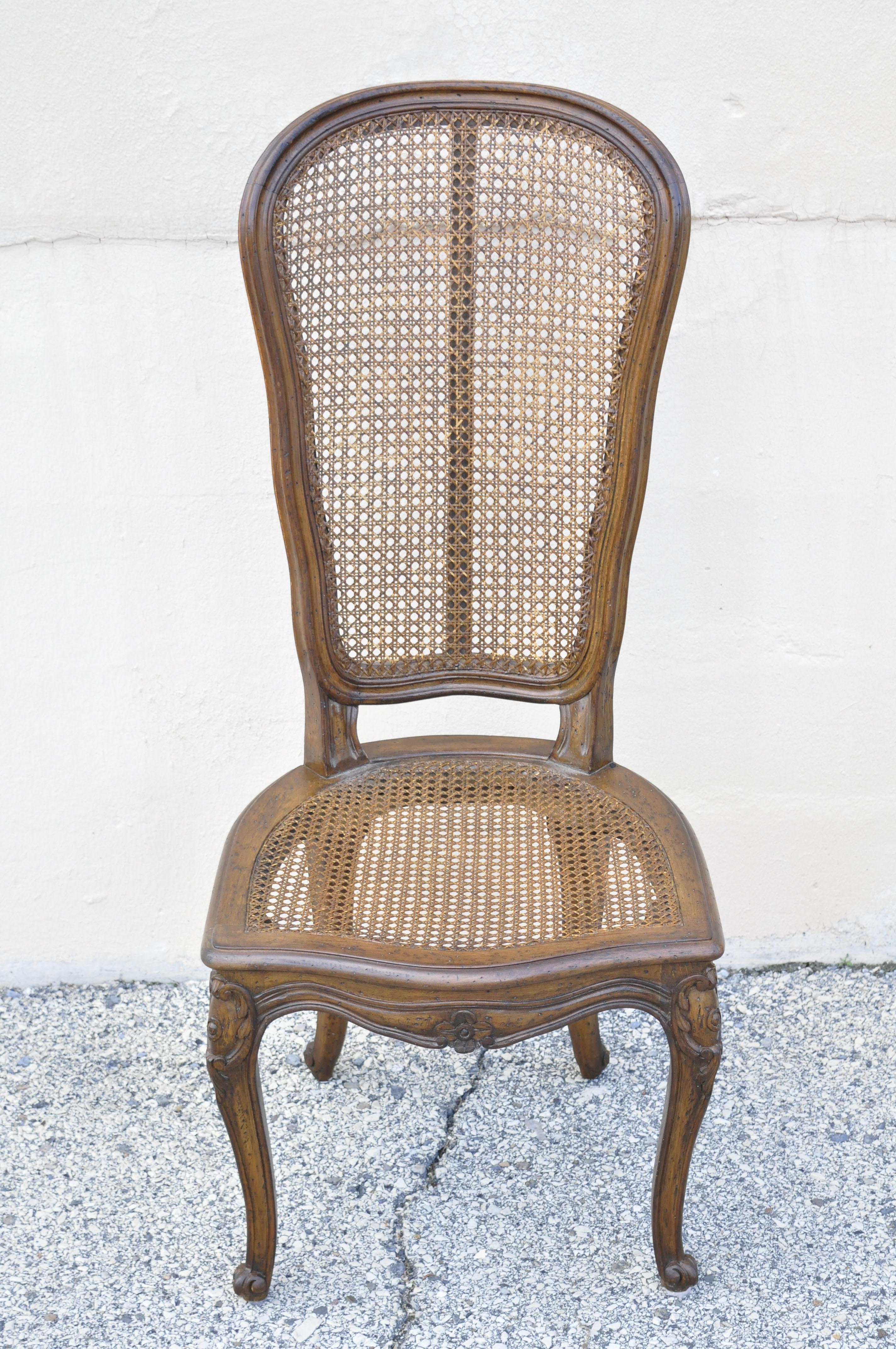 Provincial français Vieilles chaises de salle à manger provinciales françaises Louis XV en noyer et rotin, lot de 6 en vente