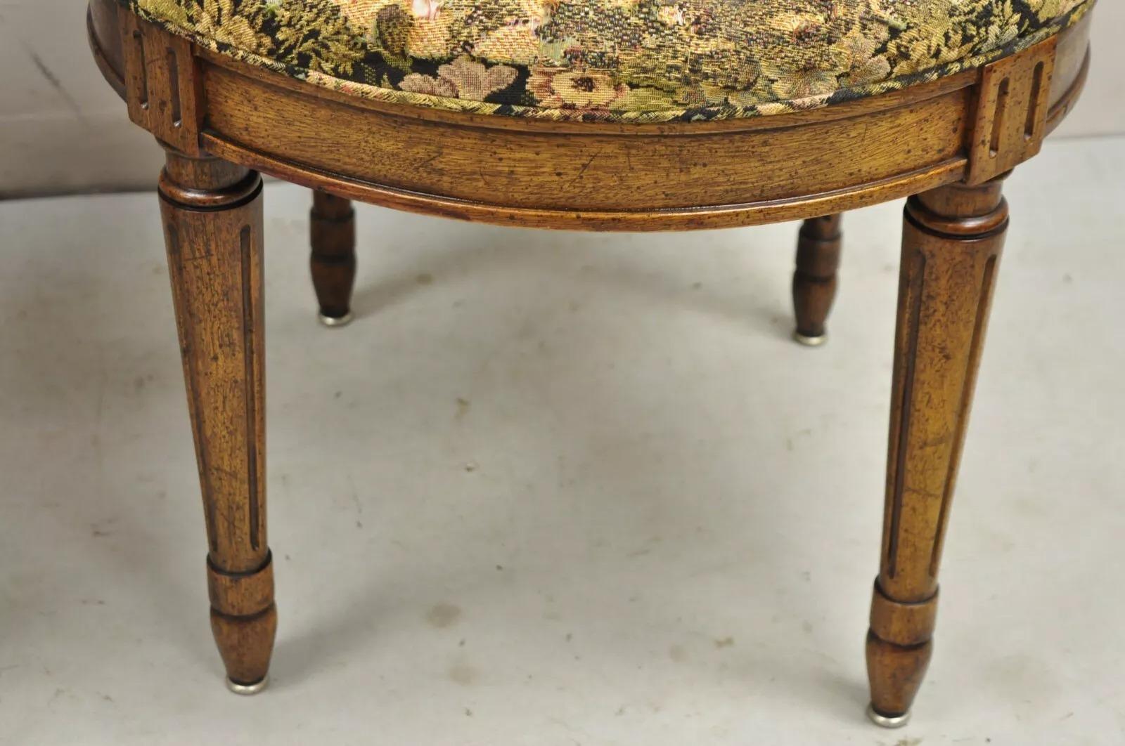 Sconosciuto Sedie laterali imbottite in legno di noce stile Luigi XVI, vintage, coppia in vendita