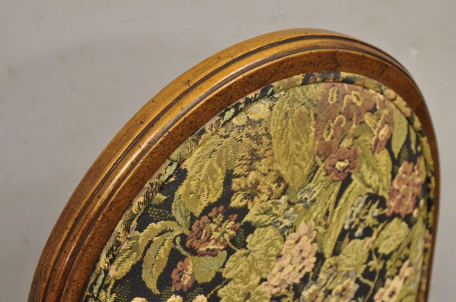 Sedie laterali imbottite in legno di noce stile Luigi XVI, vintage, coppia In condizioni buone in vendita a Philadelphia, PA