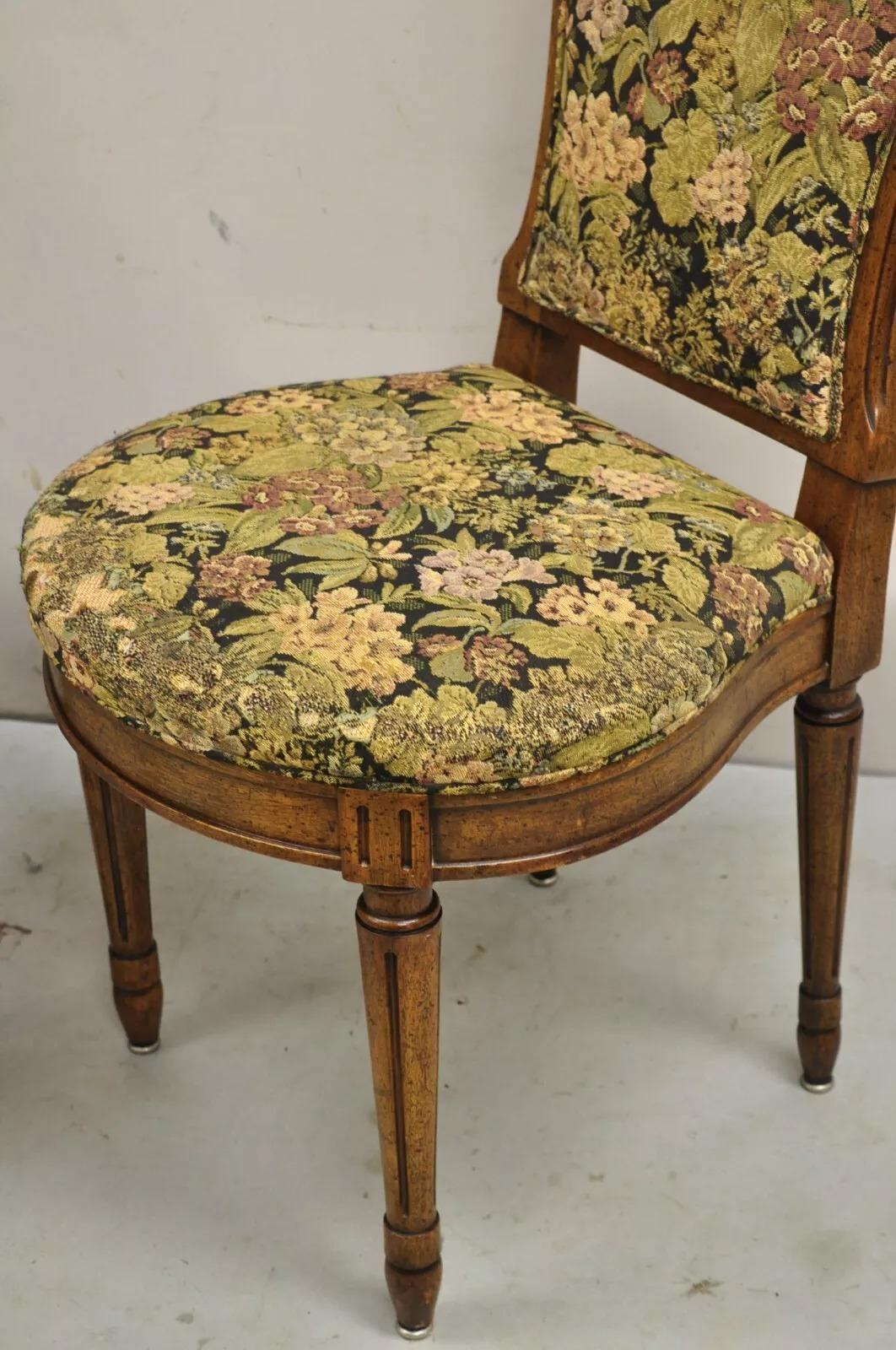 XX secolo Sedie laterali imbottite in legno di noce stile Luigi XVI, vintage, coppia in vendita