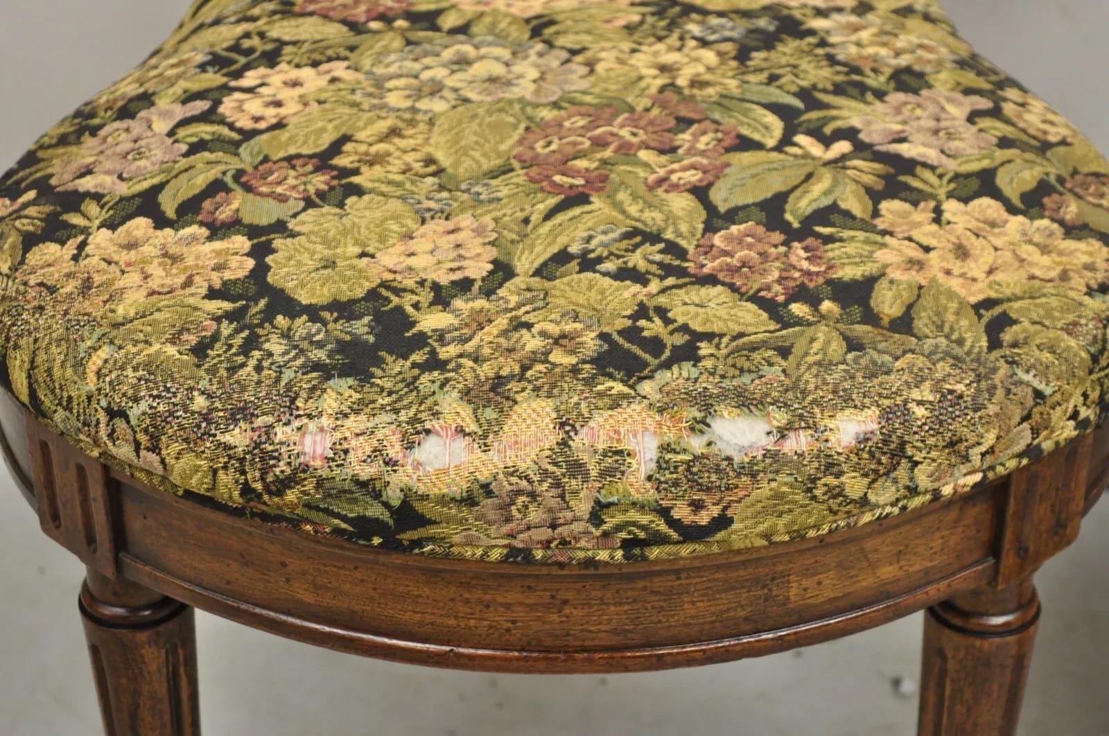 Tessuto Sedie laterali imbottite in legno di noce stile Luigi XVI, vintage, coppia in vendita