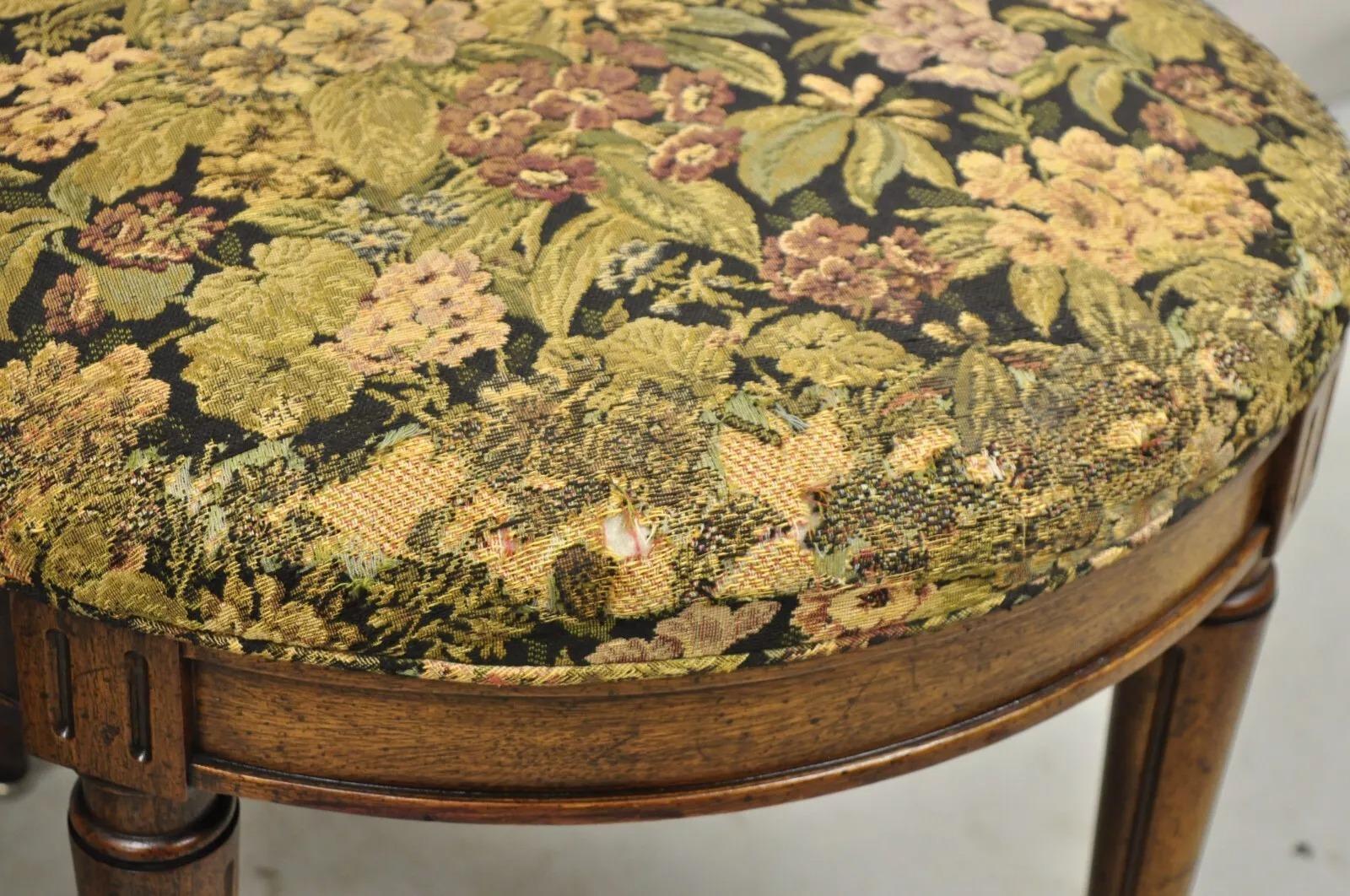 Sedie laterali imbottite in legno di noce stile Luigi XVI, vintage, coppia in vendita 1