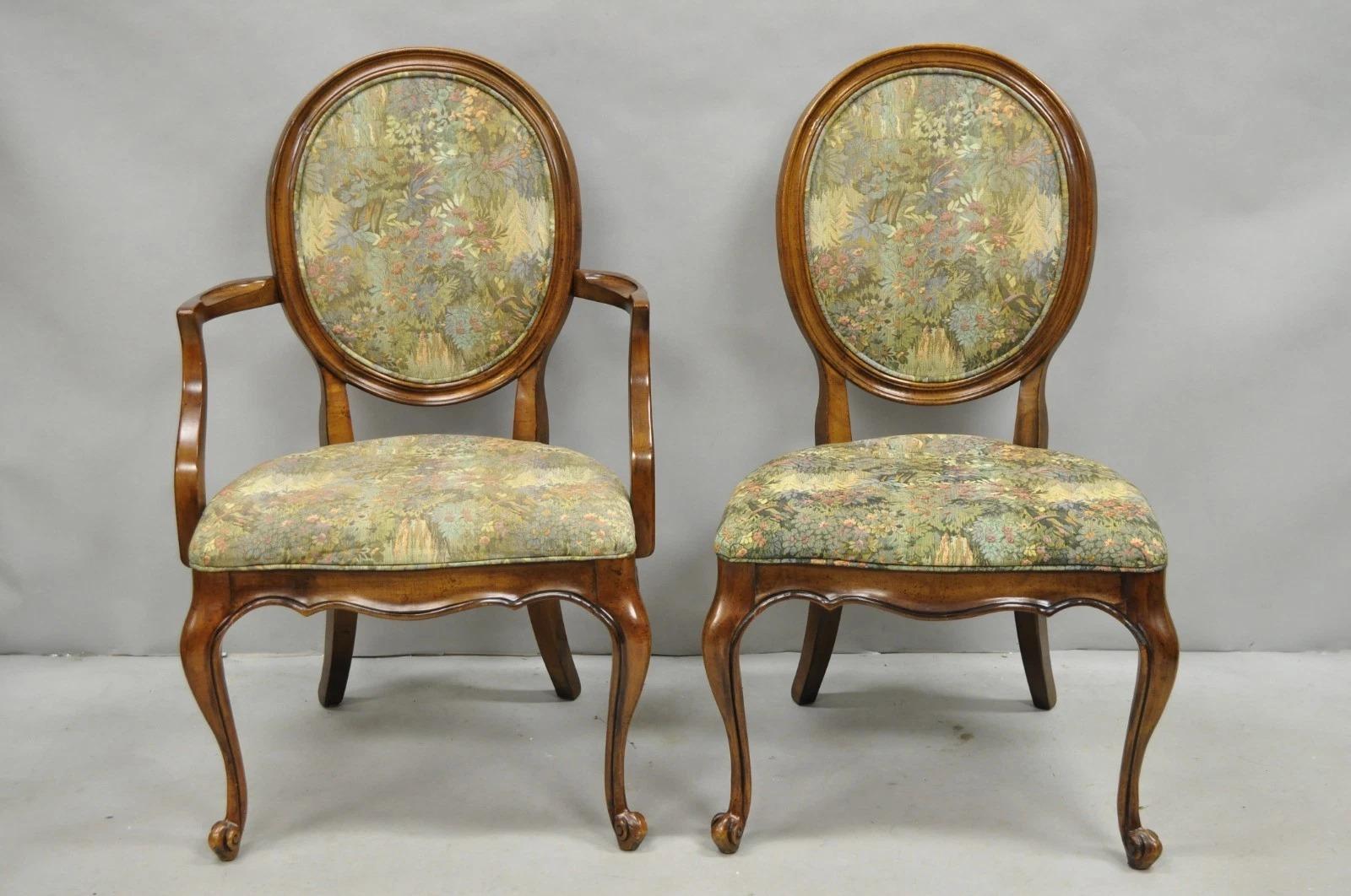 Inviaci un messaggio con il tuo codice postale per richiedere un preventivo per la spedizione negli Stati Uniti.

Vintage French Country Provincial Oval Balloon Back Upholstered Dining Room Chairs - Set di 8. L'elenco comprende 2 poltrone e 6 sedie
