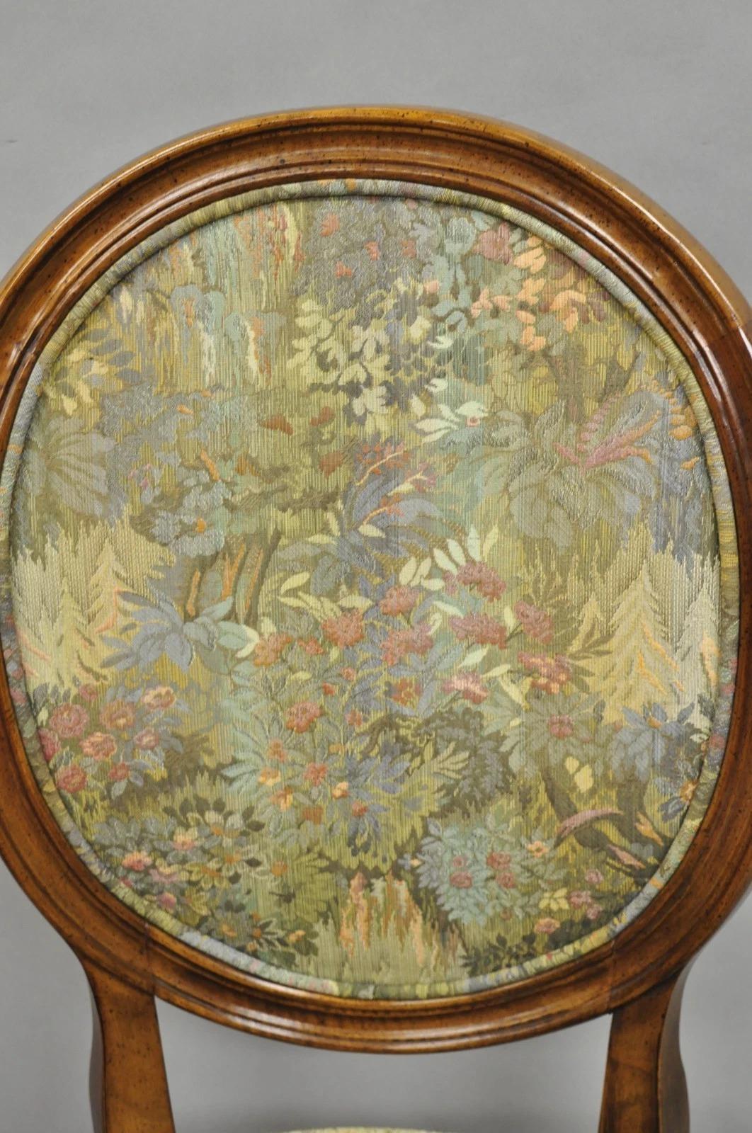 XX secolo Sedie da pranzo imbottite con schienale a palloncino ovale della provincia francese vintage - Set di 8 sedie in vendita