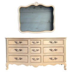 Cómoda vintage pintada de estilo provincial francés
