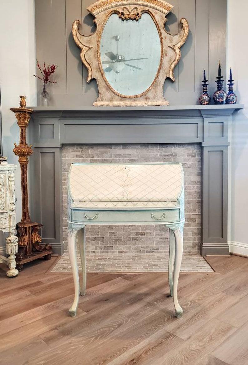 A beautiful petit-bureau de dame (also known as bonheur de jour or lady's secretary desk). Born in Provincial France in early/mid 20th century, finished in luxurious Louis XV taste, having a custom restoration in 1988, hand painted polychrome