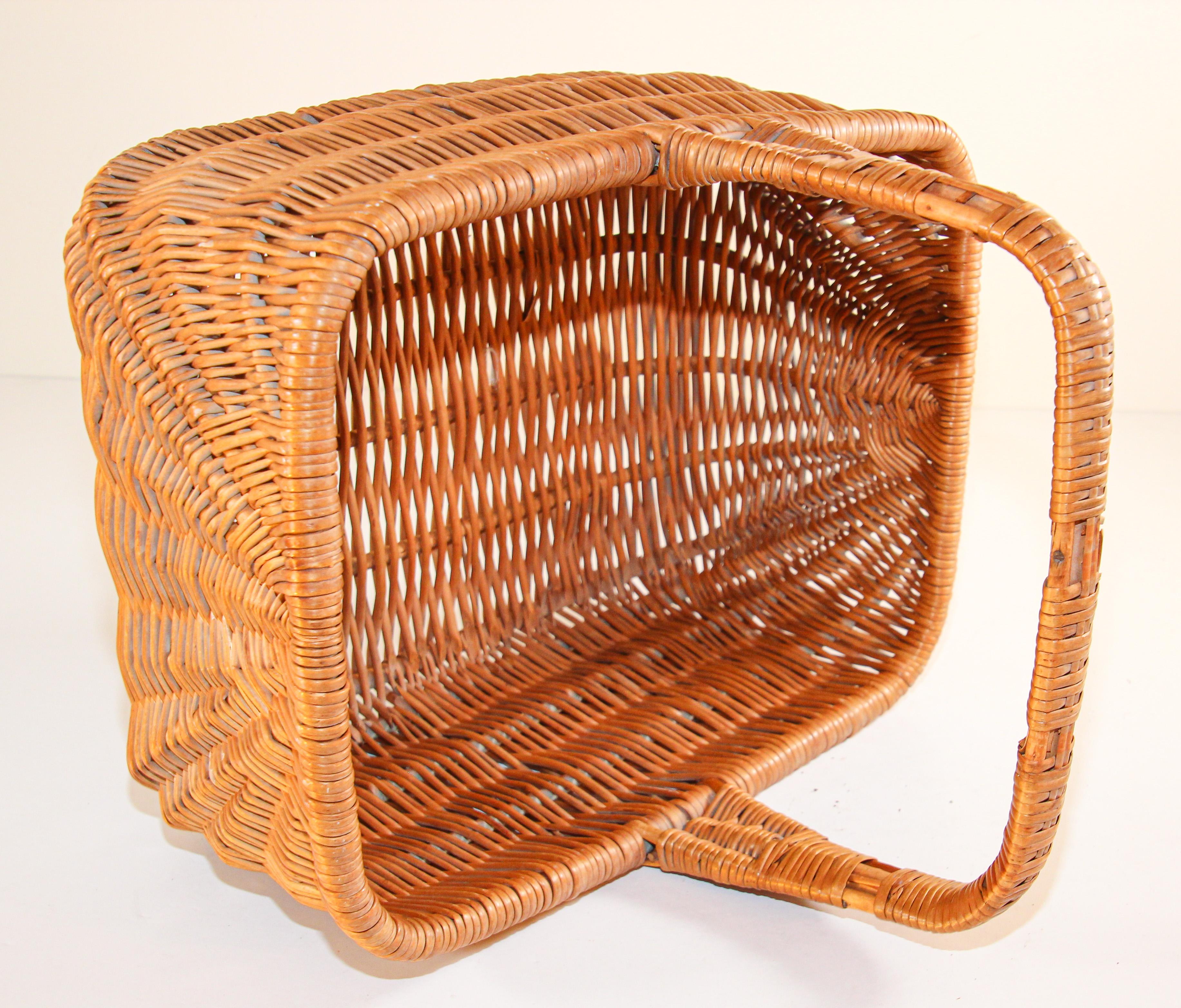 Vintage French Provincial Rattan Handled Basket, 1950 For Sale 2