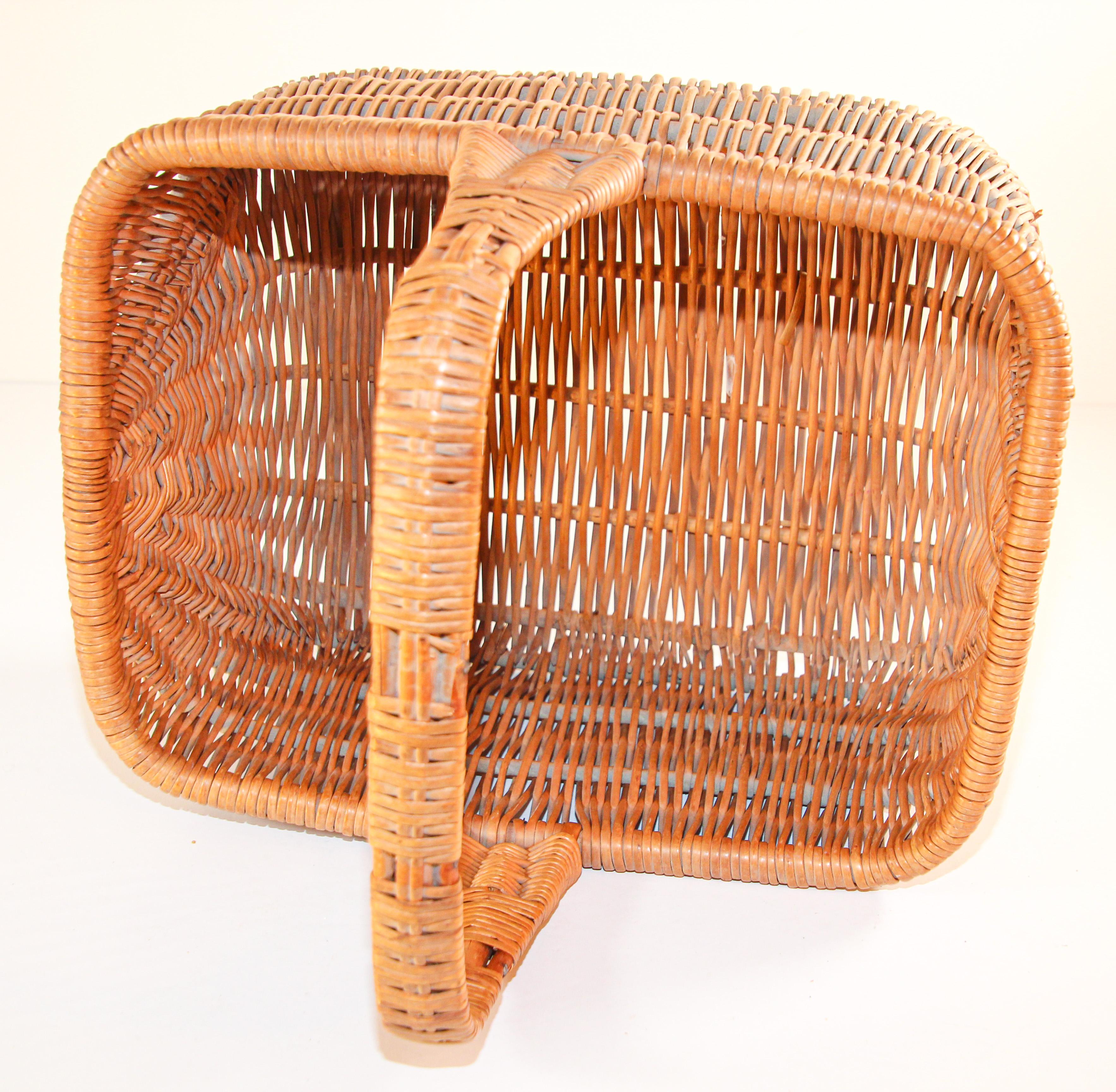 Vintage French Provincial Rattan Handled Basket, 1950 For Sale 3