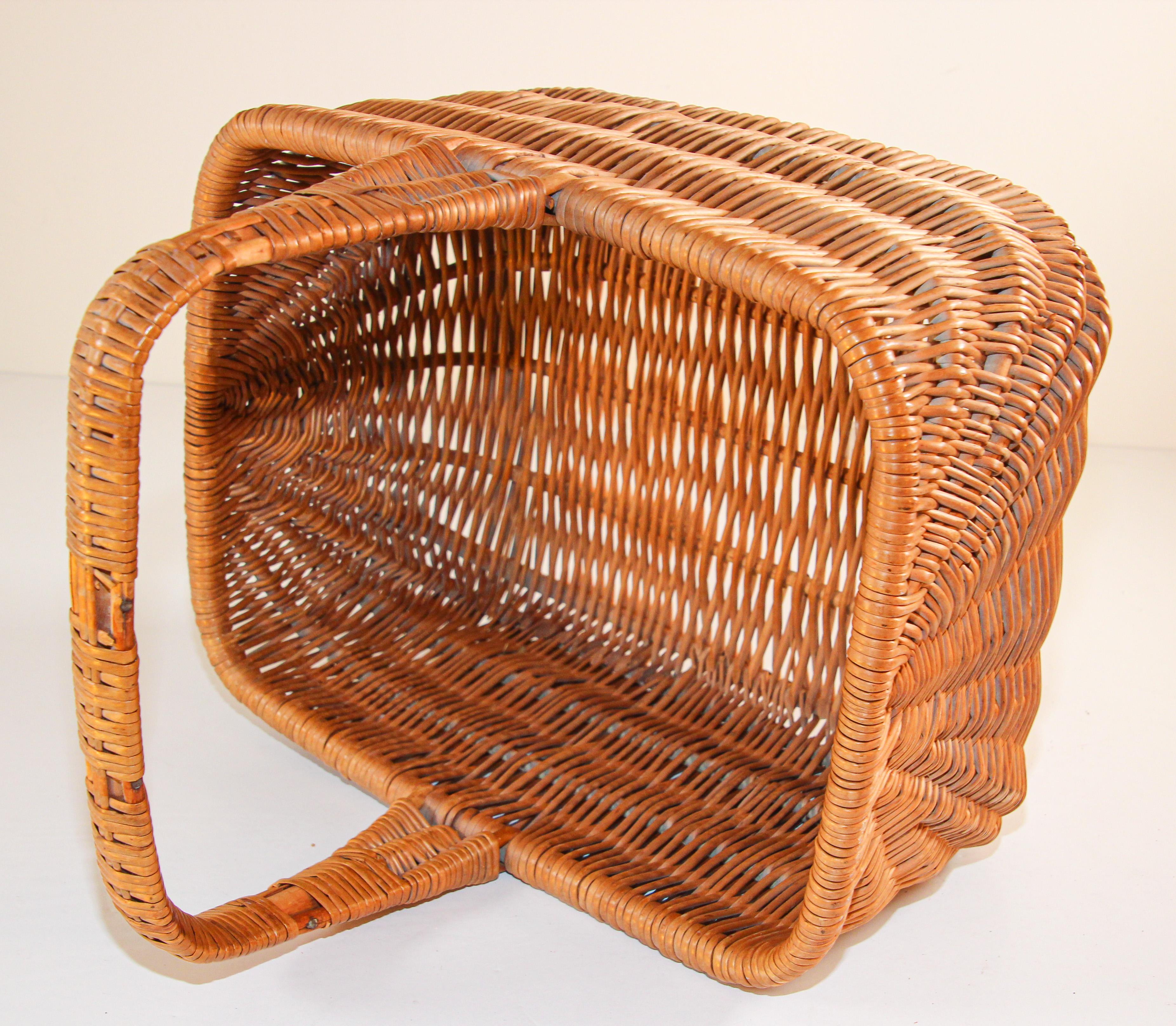 Vintage French Provincial Rattan Handled Basket, 1950 For Sale 4