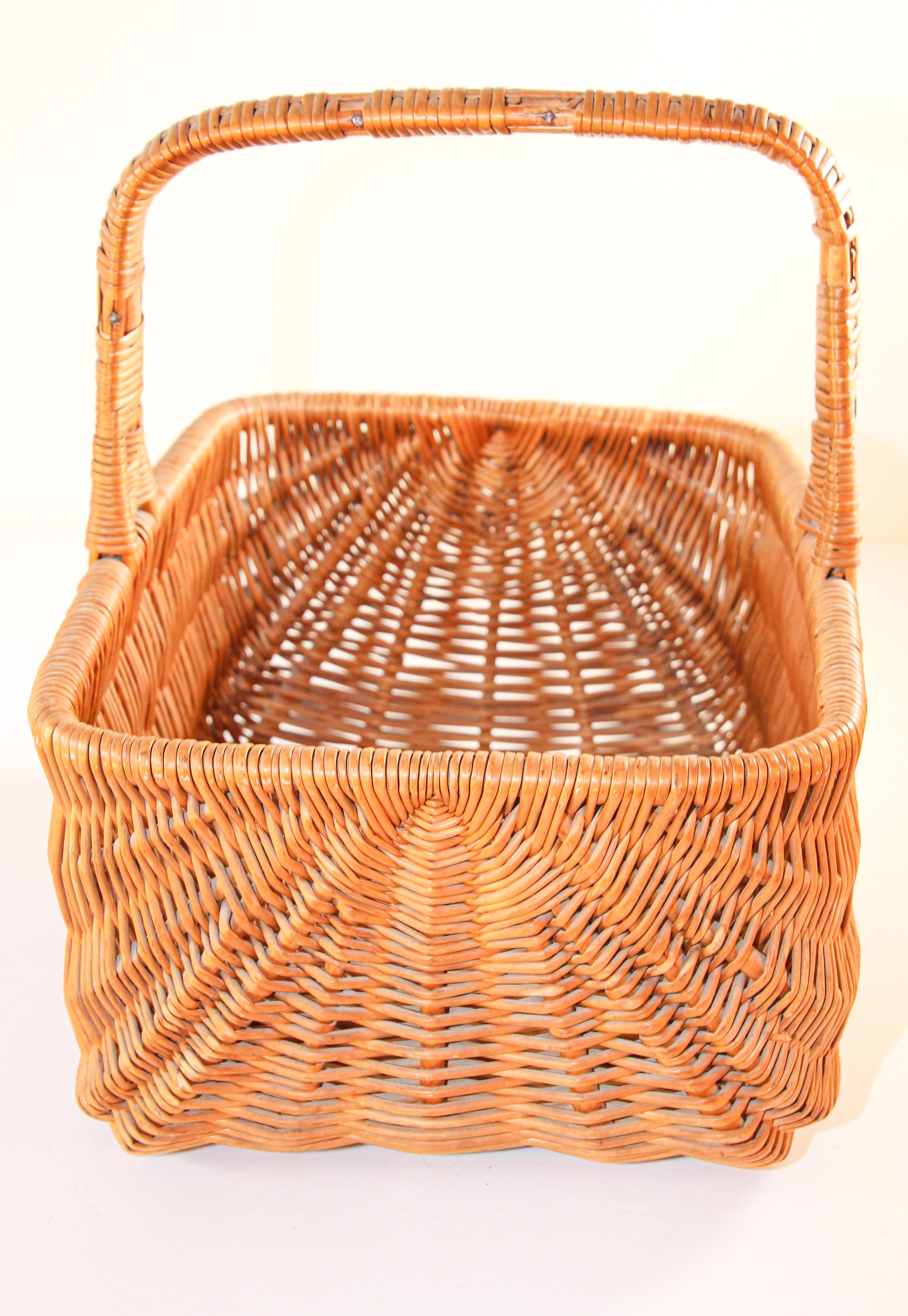 Vintage French Provincial Rattan Handled Basket, 1950 For Sale 5